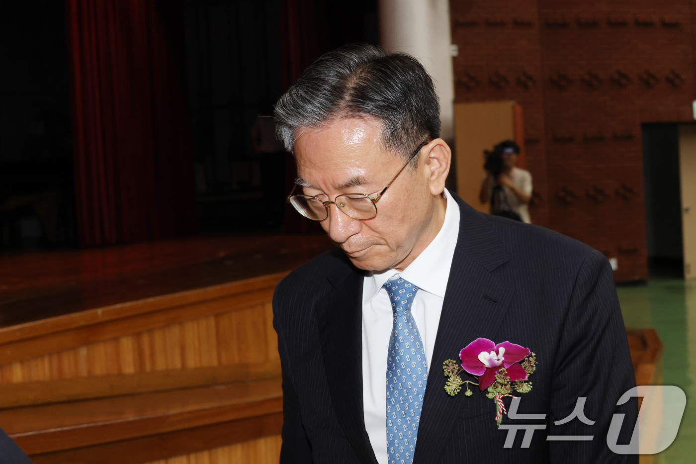 (과천=뉴스1) 김영운 기자 = 정성호 법무부 장관이 26일 경기 과천시 정부과천청사에서 열린 법무부 장관 이임식에 참석해 단상으로 이동하고 있다. 2026.8.26/뉴스1