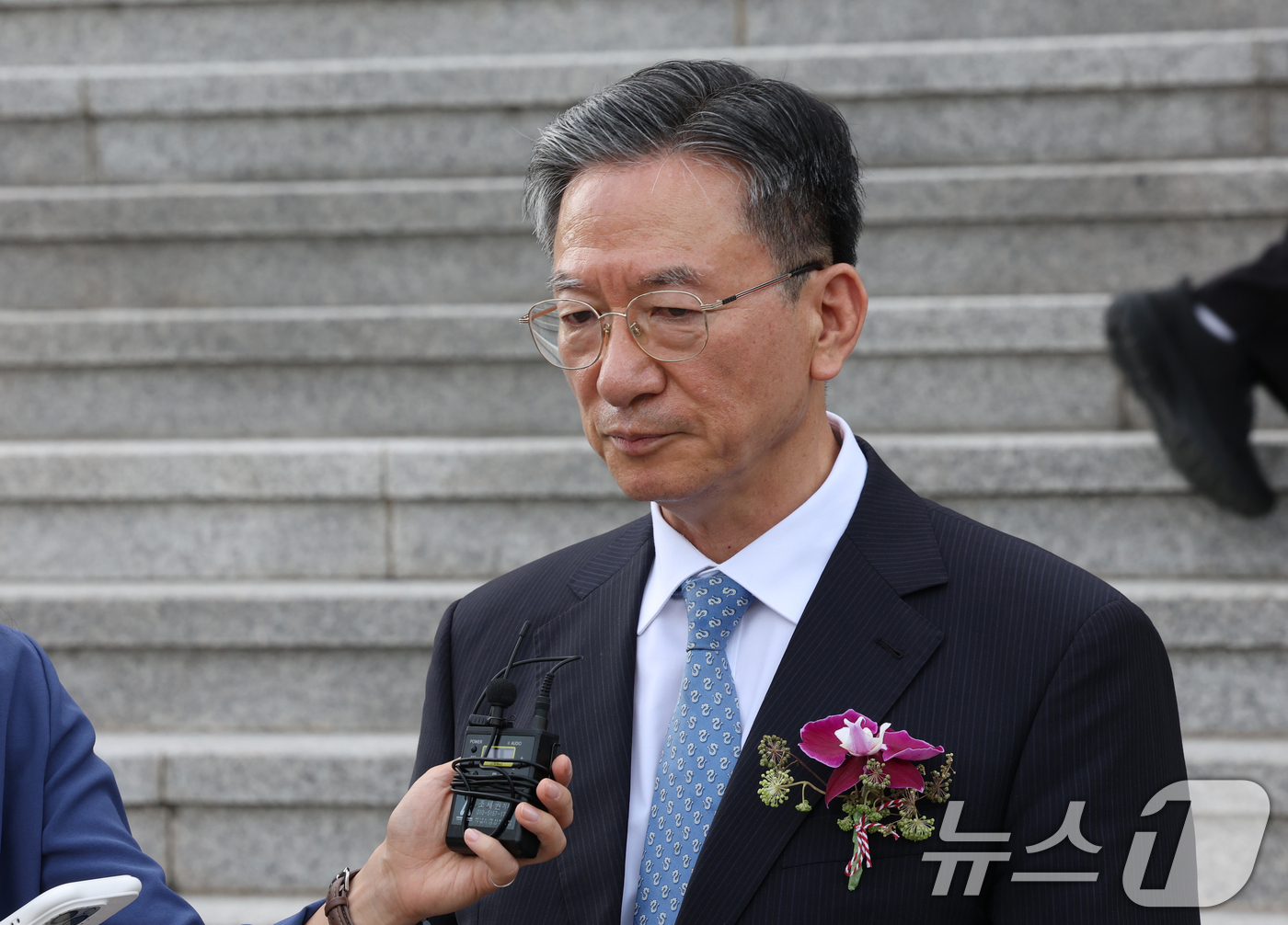 (과천=뉴스1) 김영운 기자 = 정성호 법무부 장관이 26일 경기 과천시 정부과천청사에서 열린 법무부 장관 이임식을 마치고 취재진의 질문에 답하고 있다. 2026.8.26/뉴스1