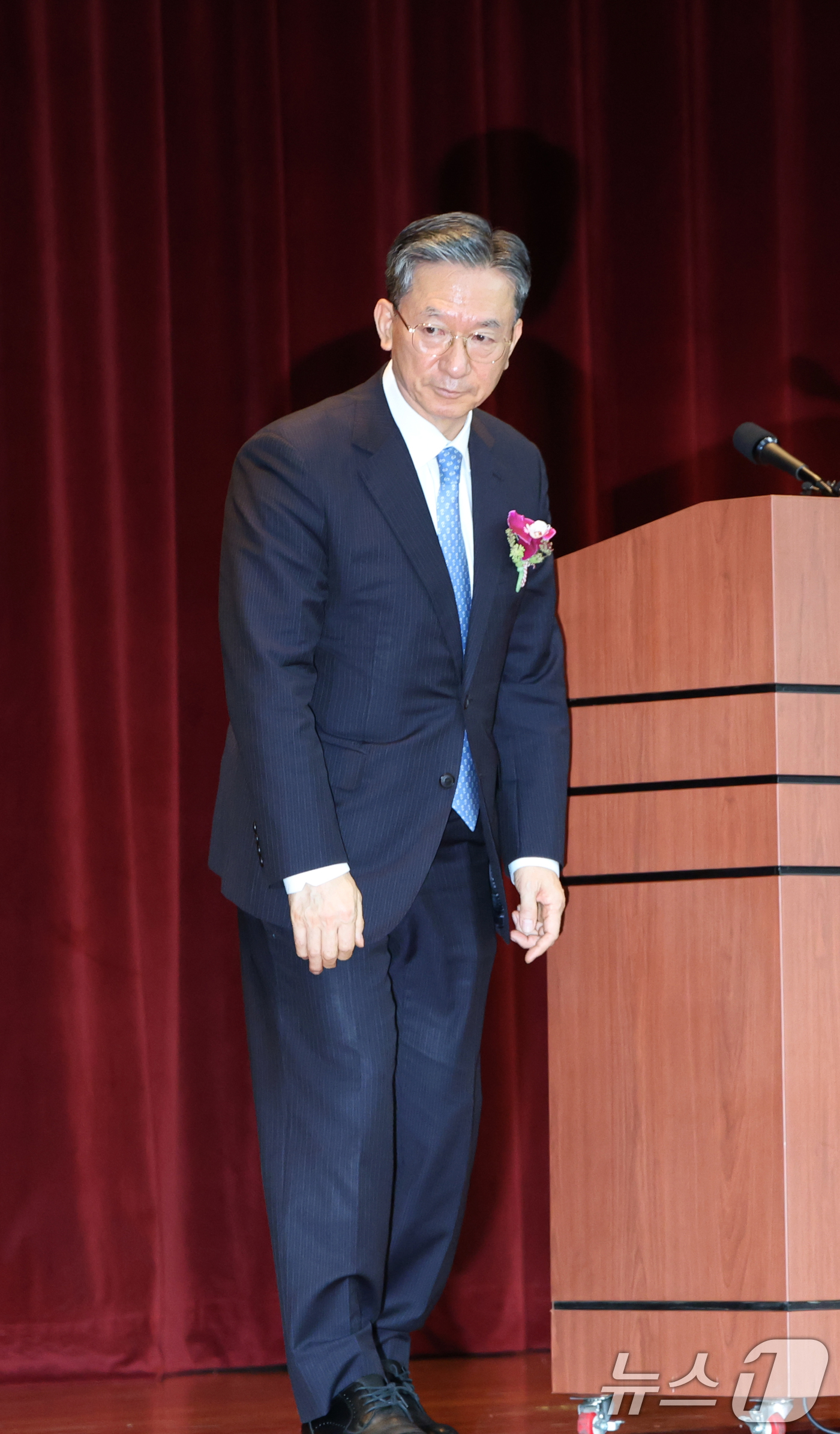 (과천=뉴스1) 김영운 기자 = 정성호 법무부 장관이 26일 경기 과천시 정부과천청사에서 열린 법무부 장관 이임식에서 이임사를 마치고 내려오고 있다. 2026.8.26/뉴스1