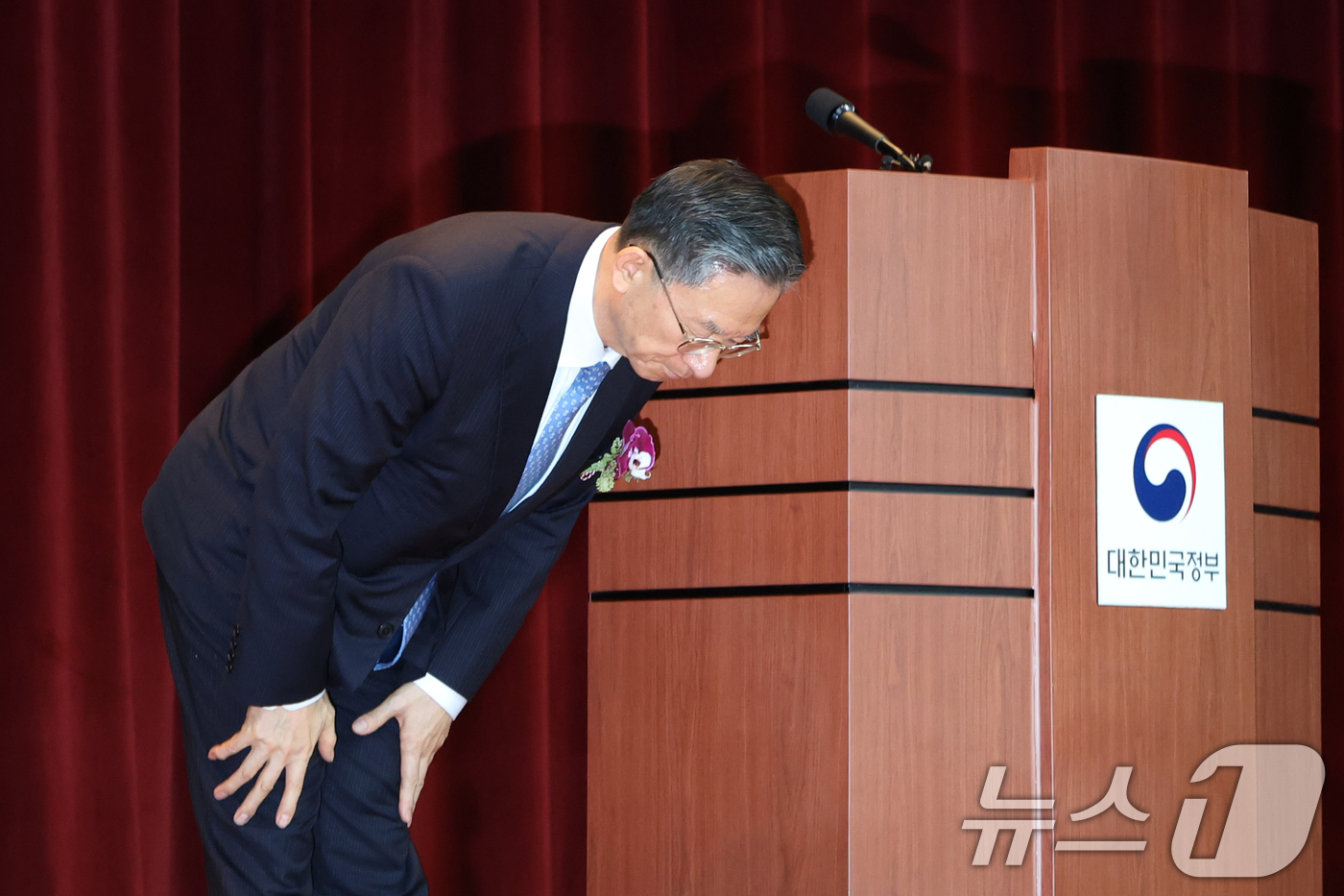 (과천=뉴스1) 김영운 기자 = 정성호 법무부 장관이 26일 경기 과천시 정부과천청사에서 열린 법무부 장관 이임식에서 이임사를 마치고 인사를 하고 있다. 2026.8.26/뉴스1