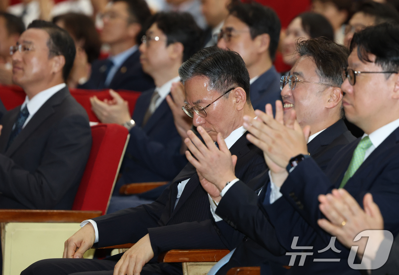 (과천=뉴스1) 김영운 기자 = 정성호 법무부 장관이 26일 경기 과천시 정부과천청사에서 열린 법무부 장관 이임식에 참석해 생각에 잠겨 있다. 2026.8.26/뉴스1