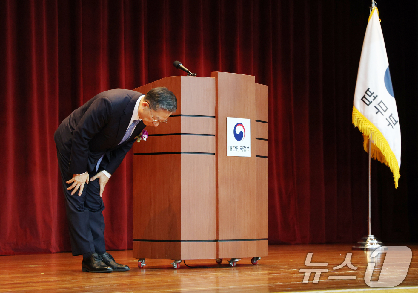 (과천=뉴스1) 김영운 기자 = 정성호 법무부 장관이 26일 경기 과천시 정부과천청사에서 열린 법무부 장관 이임식에서 이임사를 마치고 인사를 하고 있다. 2026.8.26/뉴스1