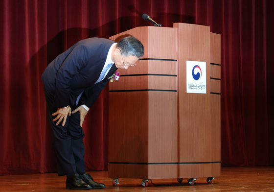 직원들에게 인사하는 정성호 장관