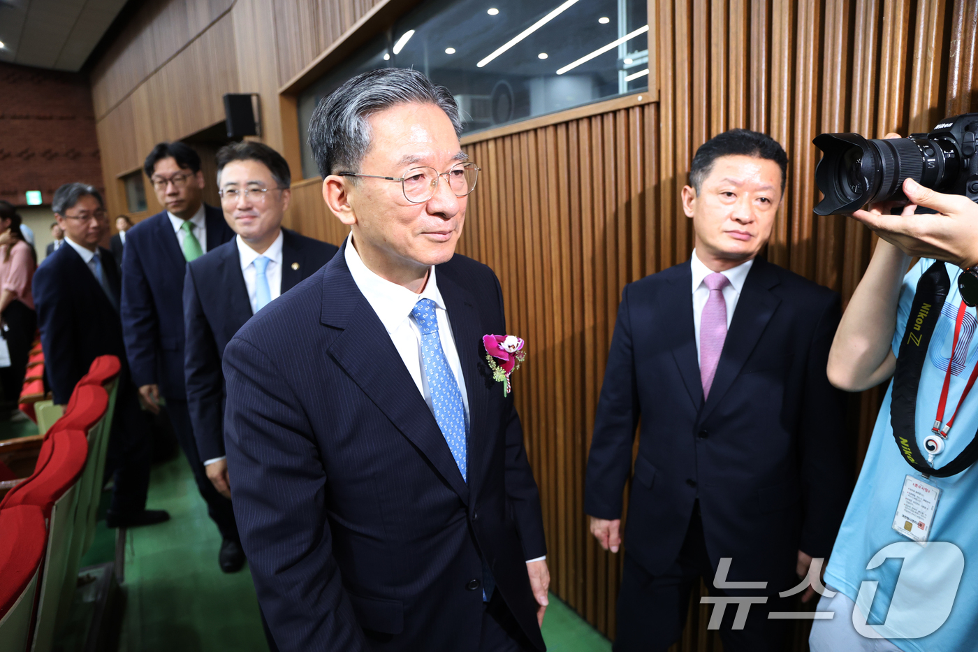 (과천=뉴스1) 김영운 기자 = 정성호 법무부 장관이 26일 경기 과천시 정부과천청사에서 열린 법무부 장관 이임식을 마치고 이동하고 있다. 2026.8.26/뉴스1