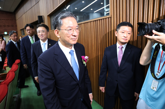 이임식장 나서는 정성호 장관