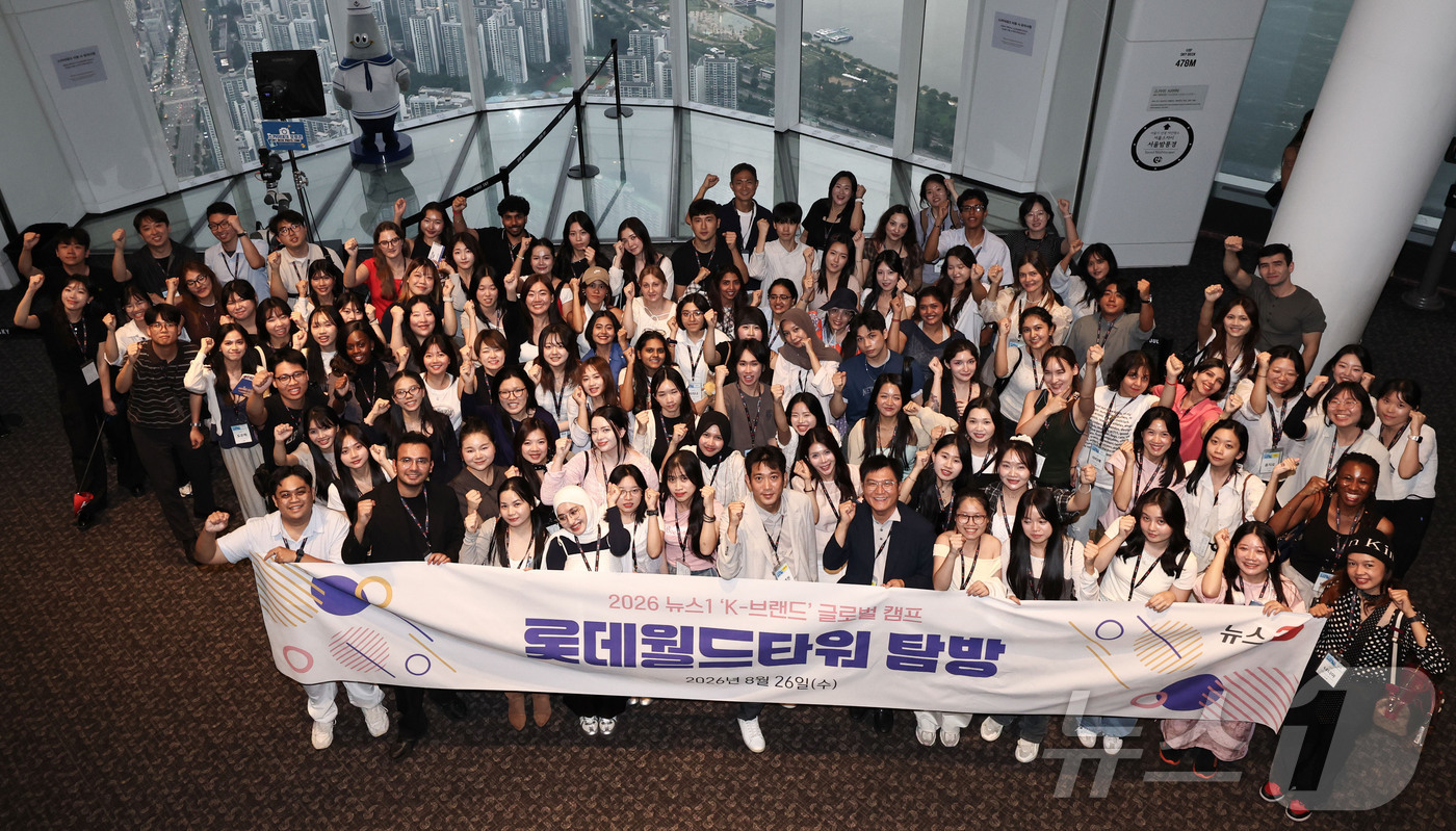 (서울=뉴스1) 이종수 기자 = 26일 오후 서울 송파구 롯데월드타워 전망대 서울스카이에서 열린 ‘2026 뉴스1 K-브랜드 글로벌 캠프’ 롯데월드타워 탐방 행사에서 채원배 뉴스1 …