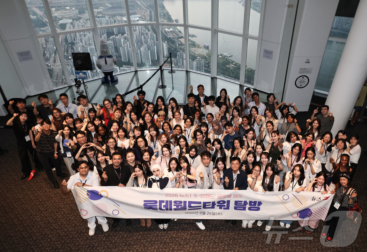 (서울=뉴스1) 이종수 기자 = 26일 오후 서울 송파구 롯데월드타워 전망대 서울스카이에서 열린 ‘2026 뉴스1 K-브랜드 글로벌 캠프’ 롯데월드타워 탐방 행사에서 채원배 뉴스1 …