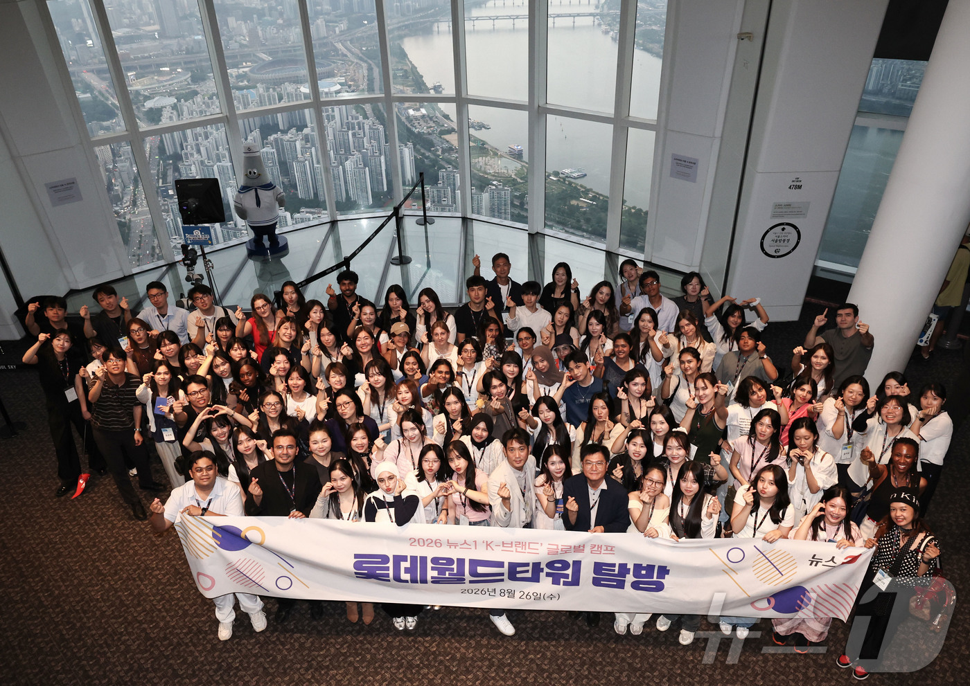 (서울=뉴스1) 이종수 기자 = 26일 오후 서울 송파구 롯데월드타워 전망대 서울스카이에서 열린 ‘2026 뉴스1 K-브랜드 글로벌 캠프’ 롯데월드타워 탐방 행사에서 채원배 뉴스1 …