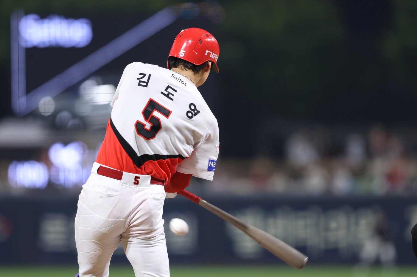 본문 이미지 - KIA 타이거즈 김도영이 26일 열린 KBO리그 광주 롯데 자이언츠전에서 1회말 '시즌 39호' 3점 홈런을 터뜨렸다. (KIA 타이거즈 제공)