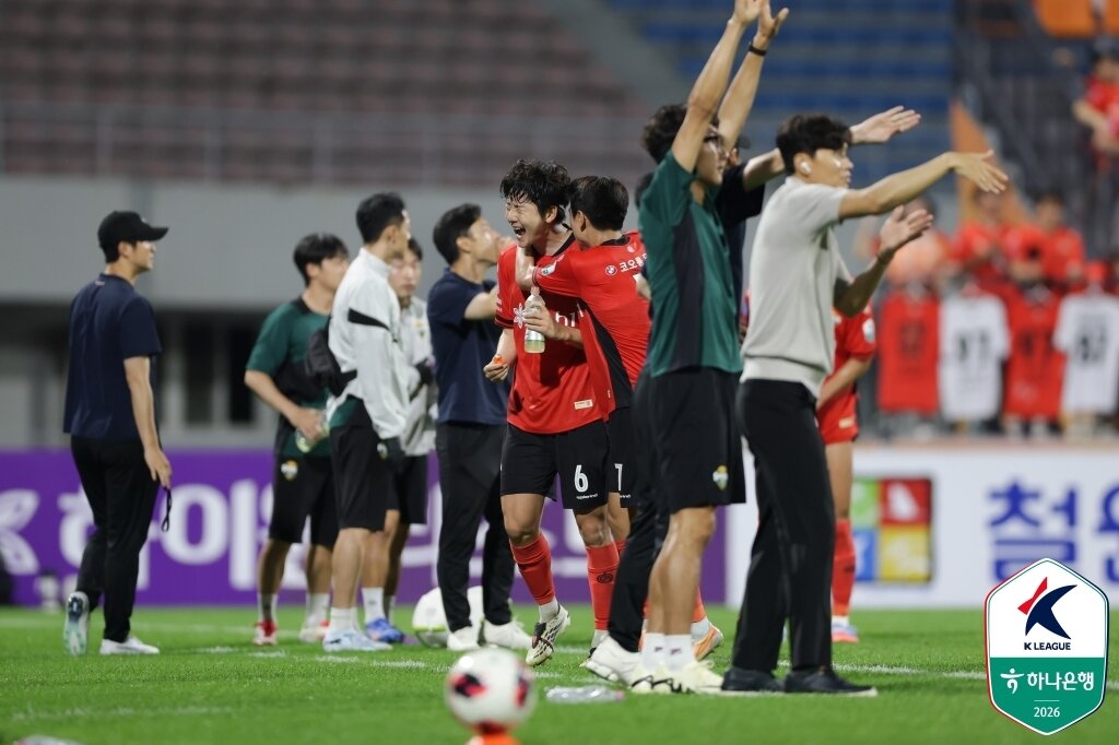 본문 이미지 - 강원FC 김동현이 광주FC와 홈 경기에서 동점골을 넣고 세리머니를 하고 있다. (한국프로축구연맹 제공)
