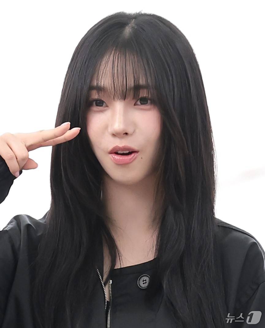 (인천공항=뉴스1) 권현진 기자 = 에스파(Aespa) 카리나가 해외 일정을 위해 27일 오전 인천국제공항을 통해 싱가포르로 출국하며 팬들과 소통하고 있다. 2026.8.27/뉴스 …
