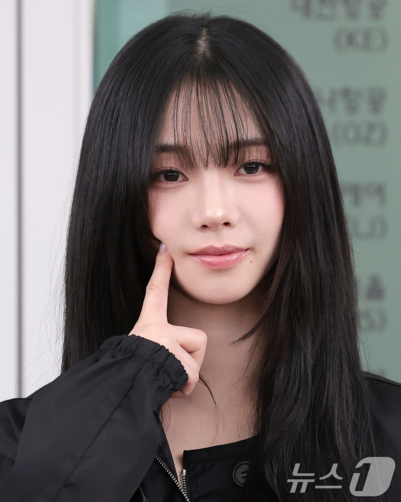 (인천공항=뉴스1) 권현진 기자 = 에스파(Aespa) 카리나가 해외 일정을 위해 27일 오전 인천국제공항을 통해 싱가포르로 출국하기 전 인사를 하고 있다. 2026.8.27/뉴스 …