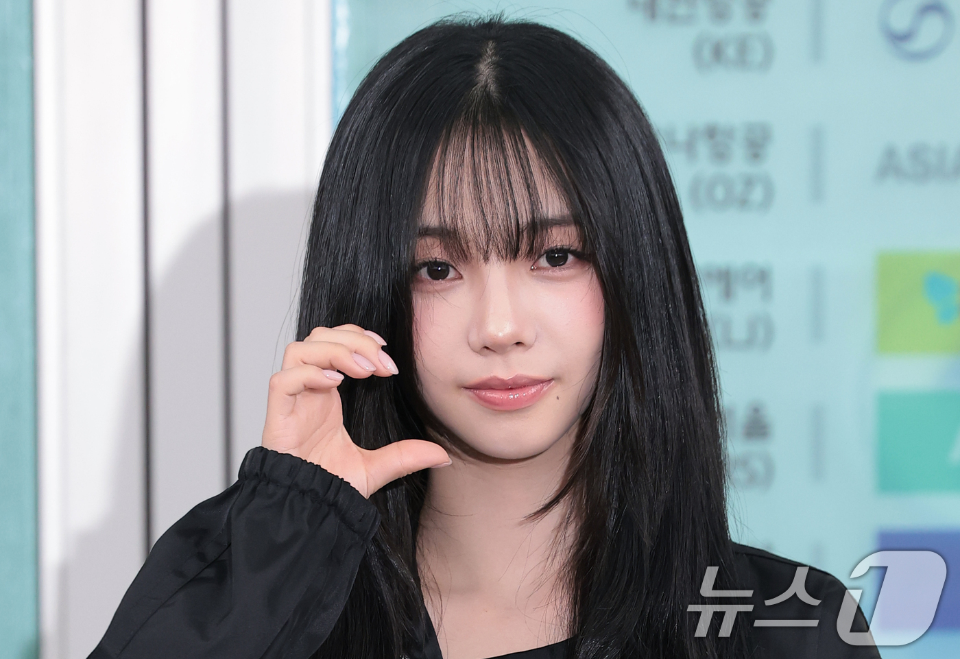 (인천공항=뉴스1) 권현진 기자 = 에스파(Aespa) 카리나가 해외 일정을 위해 27일 오전 인천국제공항을 통해 싱가포르로 출국하기 전 인사를 하고 있다. 2026.8.27/뉴스 …