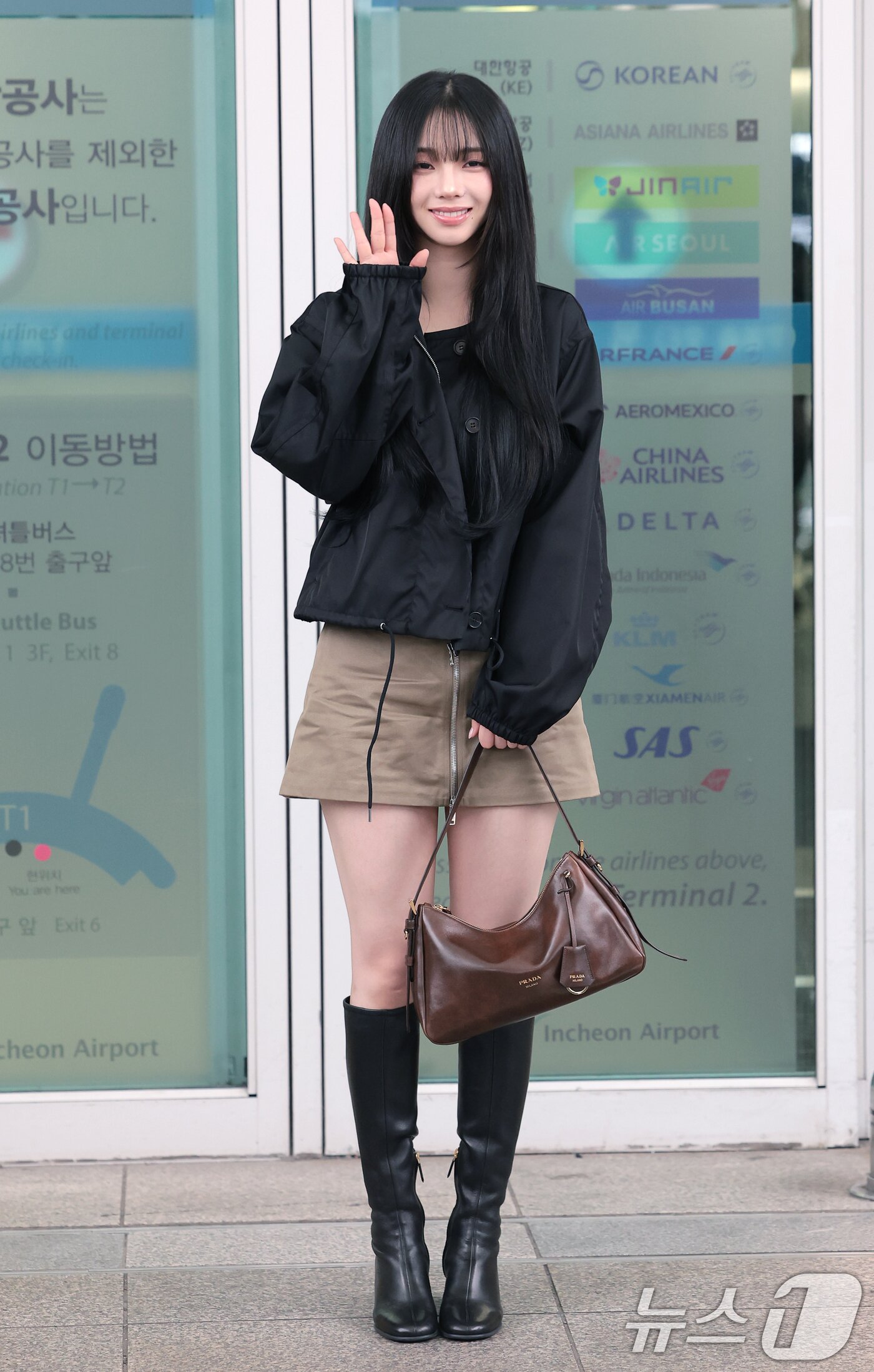 본문 이미지 - 에스파(Aespa) 카리나가 해외 일정을 위해 27일 오전 인천국제공항을 통해 싱가포르로 출국하기 전 인사를 하고 있다. ⓒ 뉴스1 권현진 기자