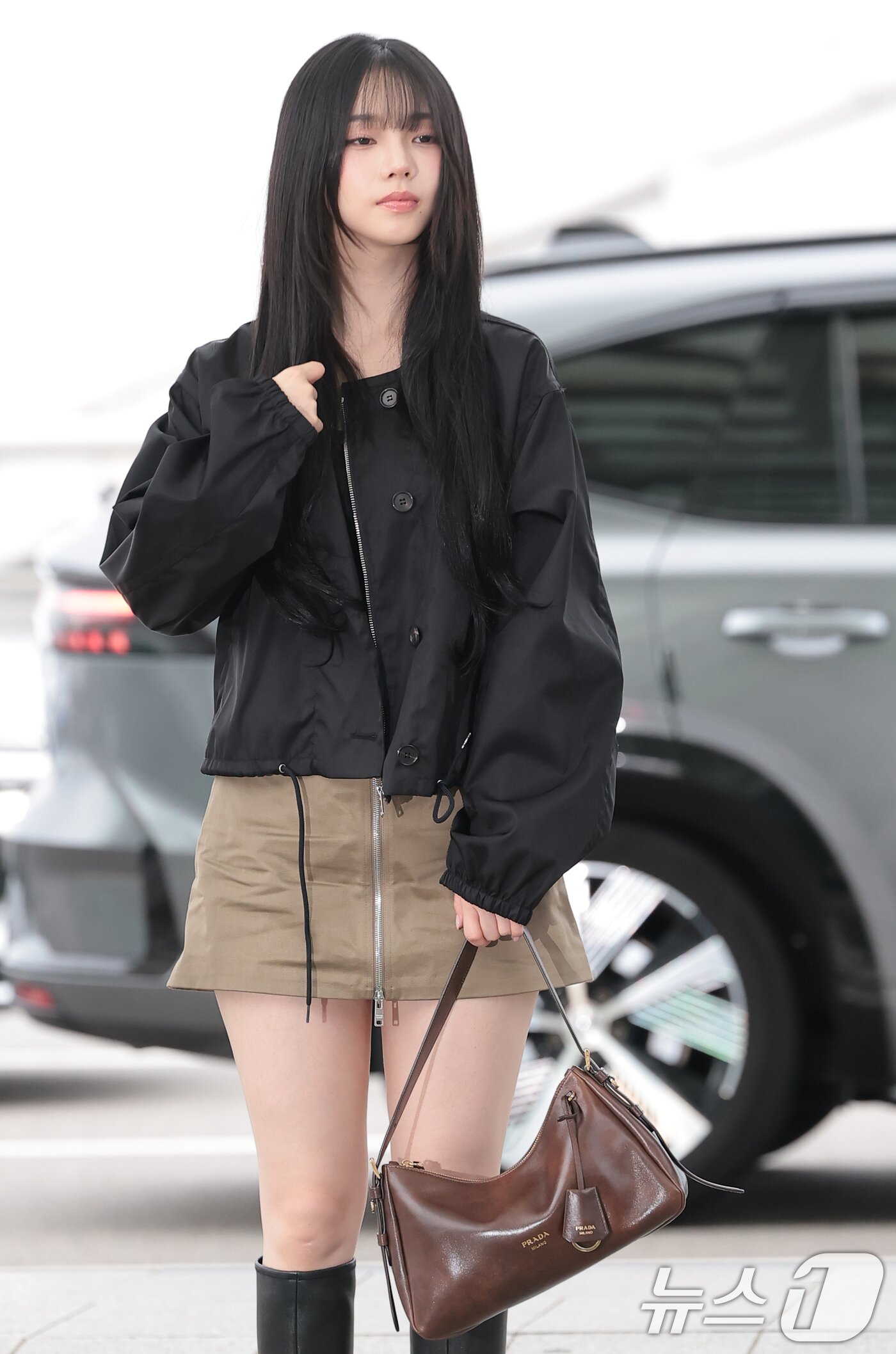 본문 이미지 - 에스파(Aespa) 카리나가 해외 일정을 위해 27일 오전 인천국제공항을 통해 싱가포르로 출국하고 있다. 2026.8.27 ⓒ 뉴스1 권현진 기자