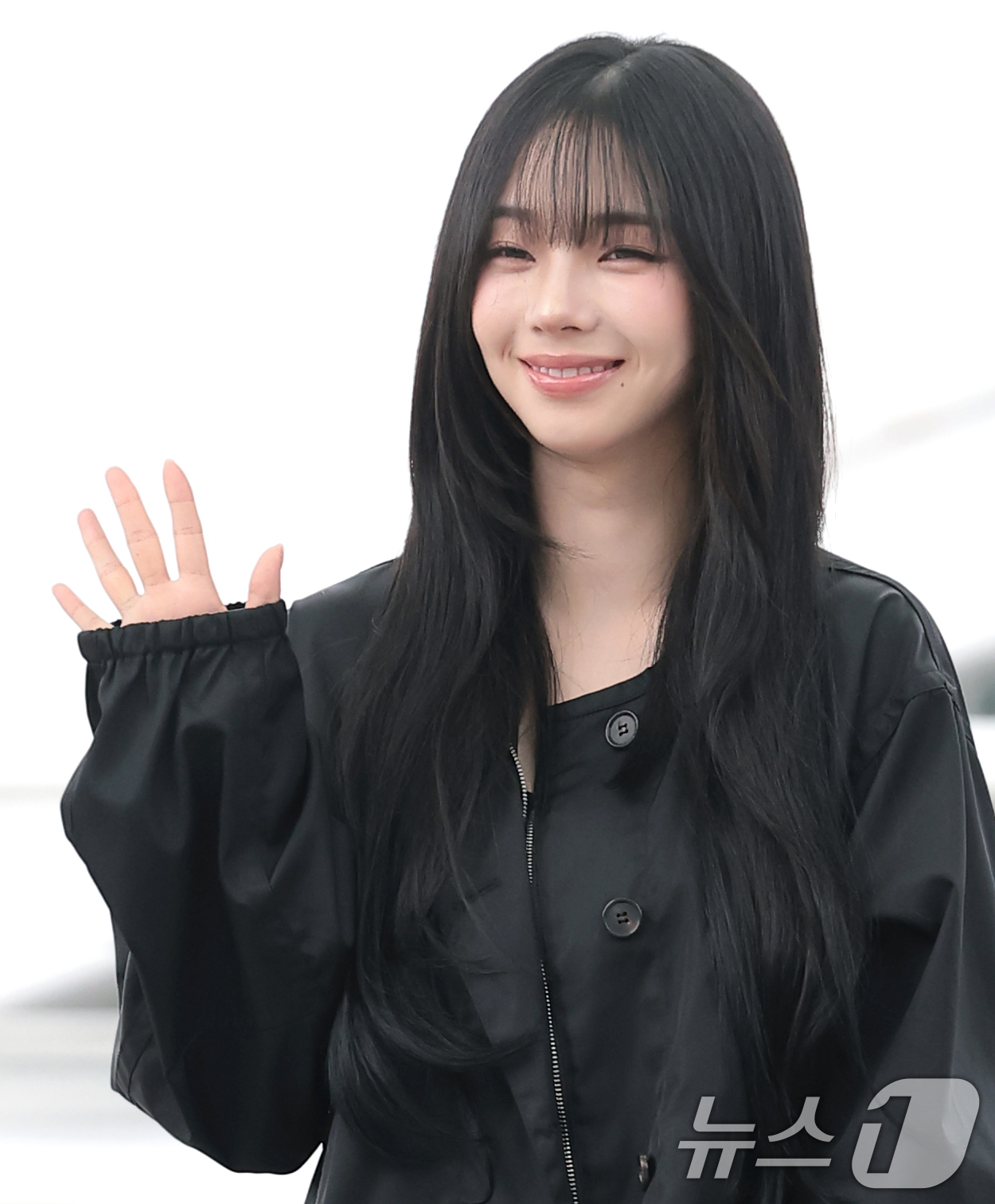 (인천공항=뉴스1) 권현진 기자 = 에스파(Aespa) 카리나가 해외 일정을 위해 27일 오전 인천국제공항을 통해 싱가포르로 출국하며 인사를 하고 있다. 2026.8.27/뉴스1