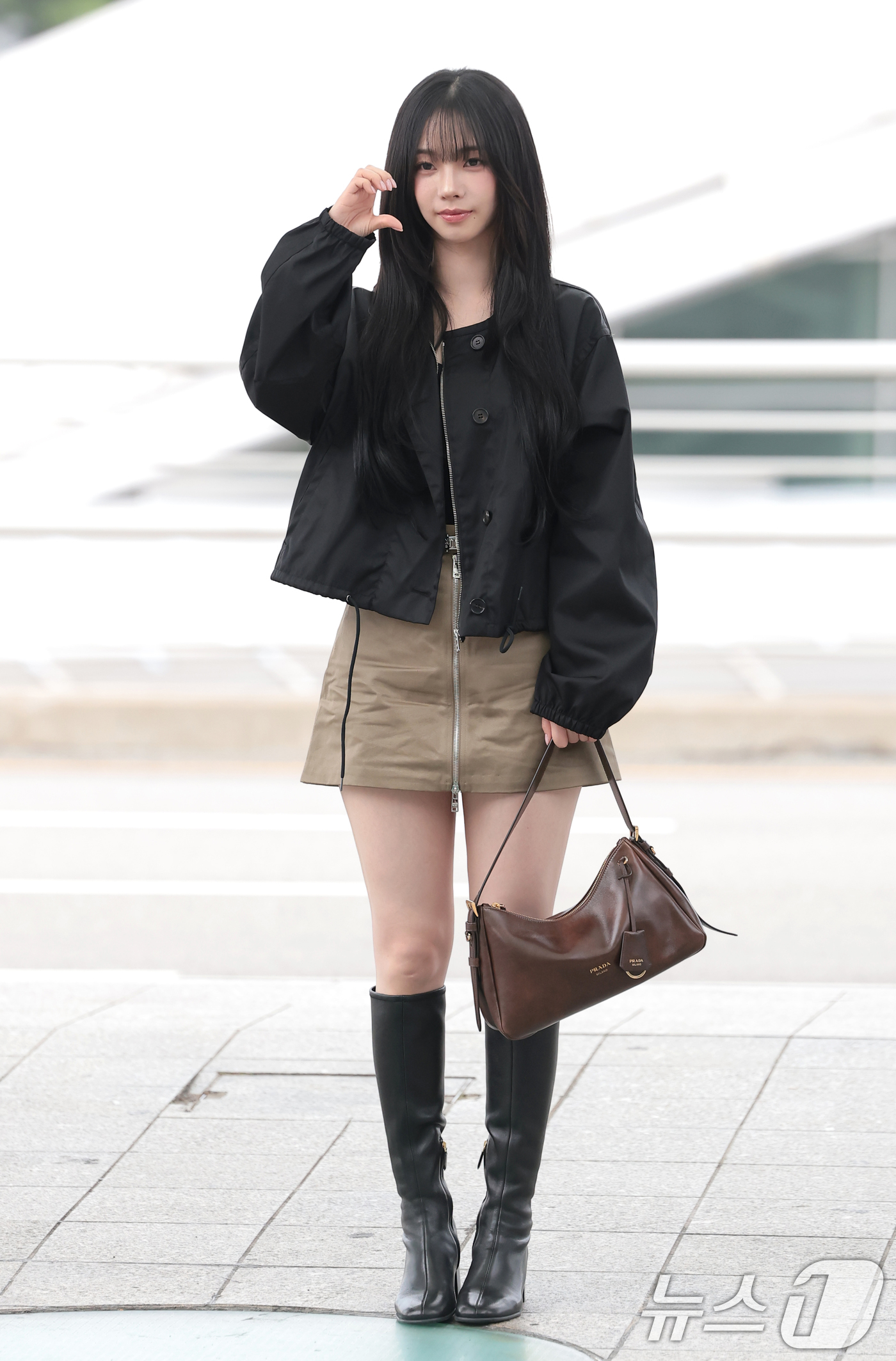 (인천공항=뉴스1) 권현진 기자 = 에스파(Aespa) 카리나가 해외 일정을 위해 27일 오전 인천국제공항을 통해 싱가포르로 출국하기 전 인사를 하고 있다. 2026.8.27/뉴스 …