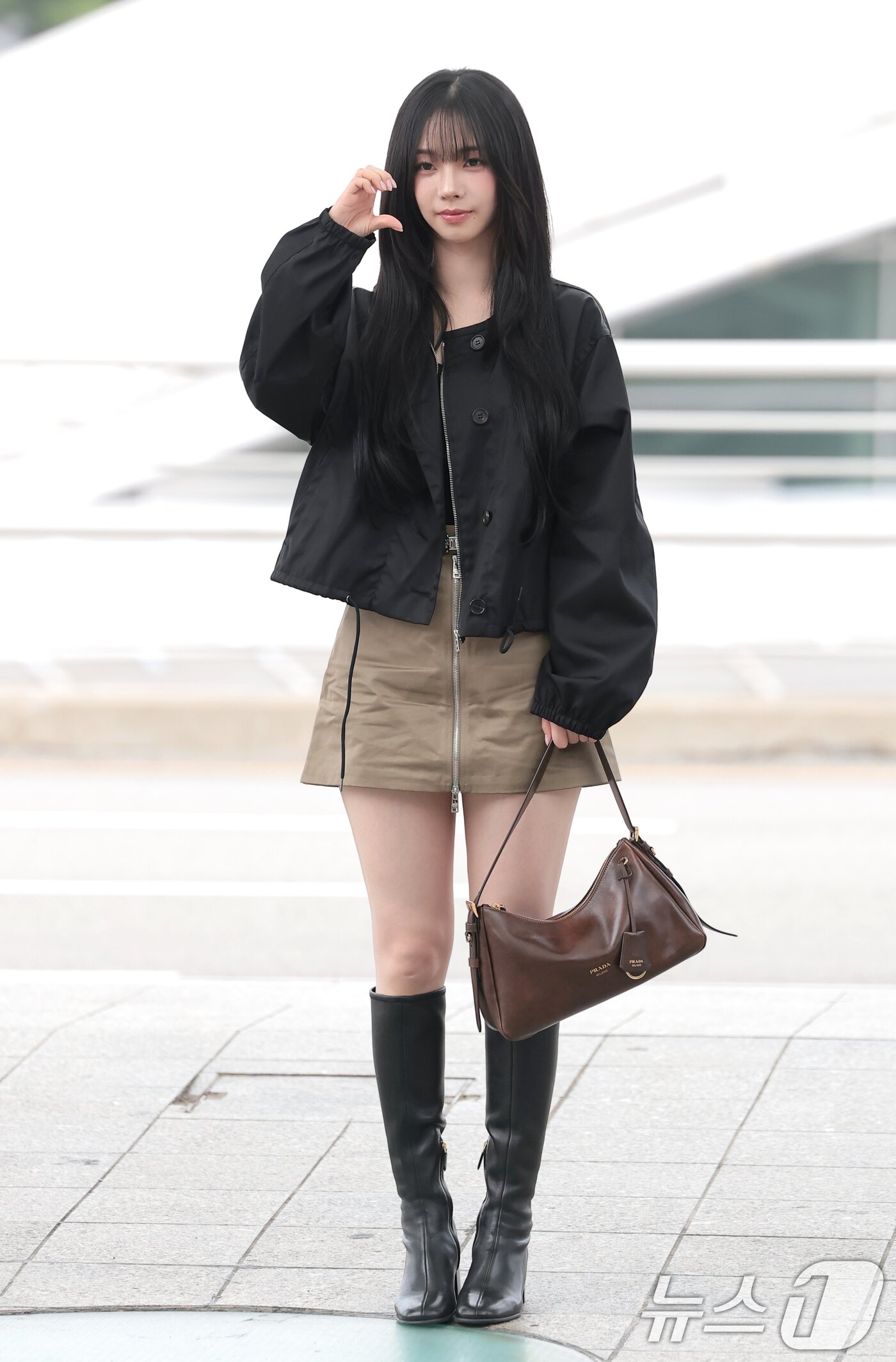 본문 이미지 - 에스파(Aespa) 카리나가 해외 일정을 위해 27일 오전 인천국제공항을 통해 싱가포르로 출국하기 전 인사를 하고 있다. ⓒ 뉴스1 권현진 기자