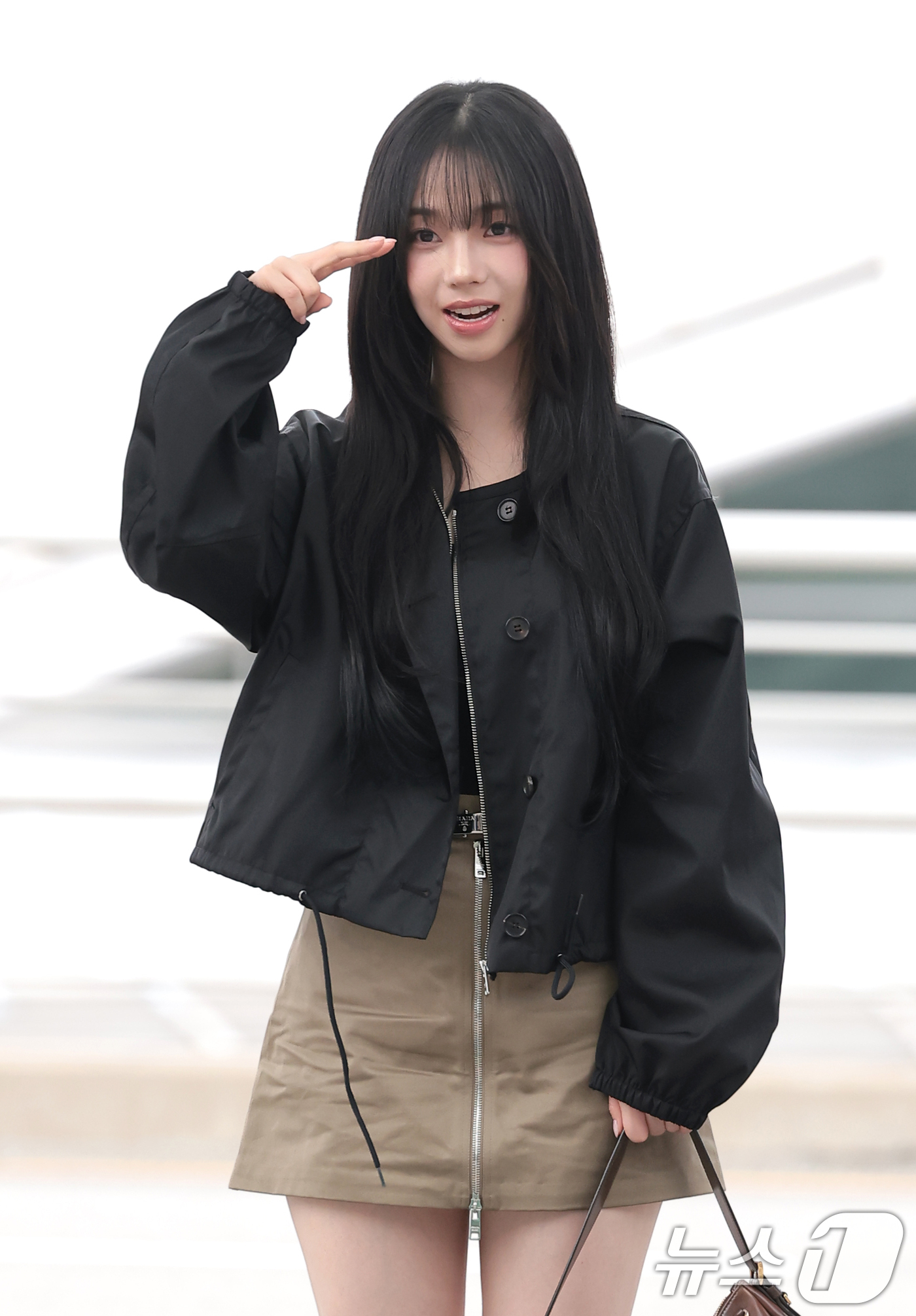 (인천공항=뉴스1) 권현진 기자 = 에스파(Aespa) 카리나가 해외 일정을 위해 27일 오전 인천국제공항을 통해 싱가포르로 출국하며 팬들과 소통하고 있다. 2026.8.27/뉴스 …