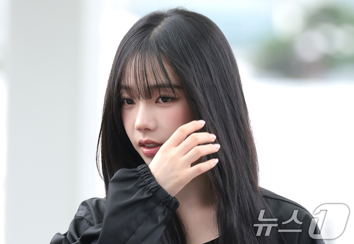 (인천공항=뉴스1) 권현진 기자 = 에스파(Aespa) 카리나가 해외 일정을 위해 27일 오전 인천국제공항을 통해 싱가포르로 출국하고 있다. 2026.8.27/뉴스1
