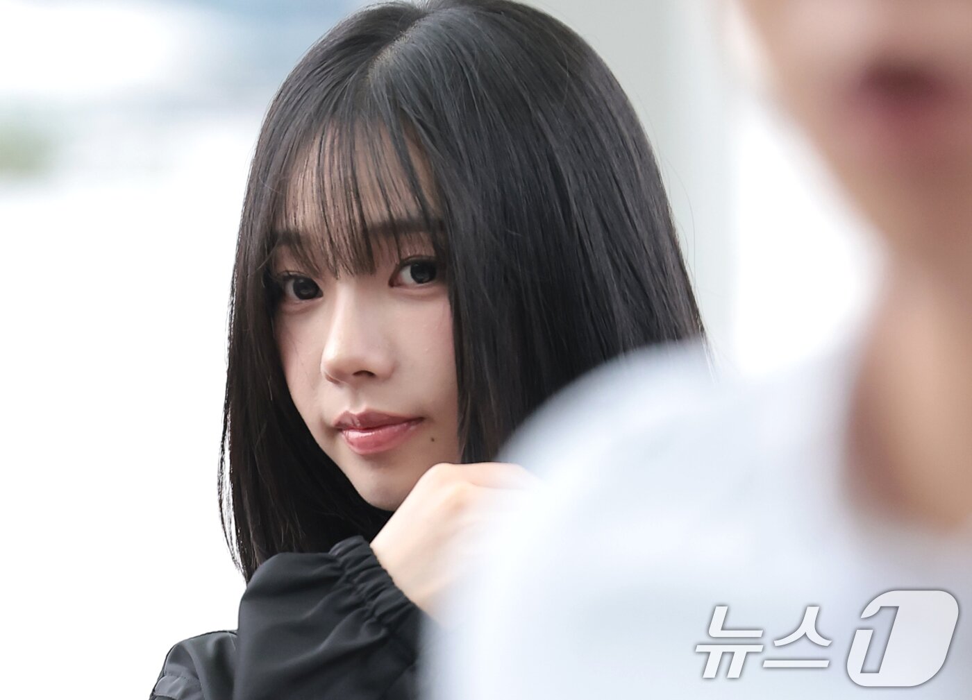 본문 이미지 - 에스파(Aespa) 카리나가 해외 일정을 위해 27일 오전 인천국제공항을 통해 싱가포르로 출국하고 있다.  ⓒ 뉴스1 권현진 기자