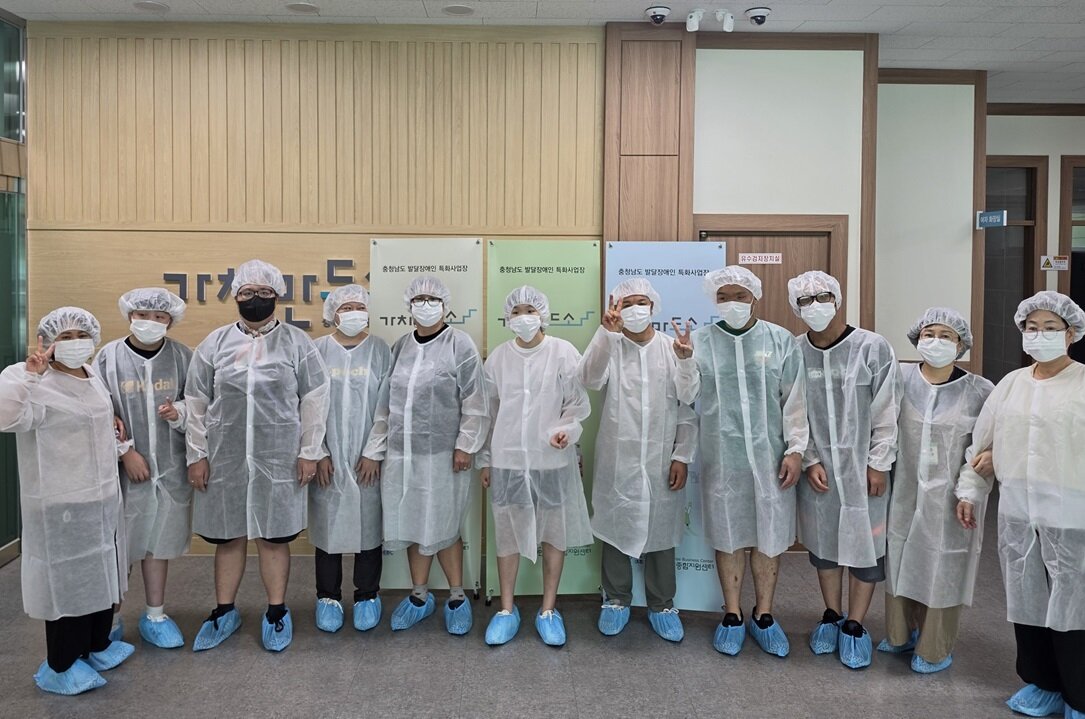 본문 이미지 - 충남 가치만드소 창업교육 참여자들이 기념사진을 찍고 있다.(장애인기업종합지원센터 제공)