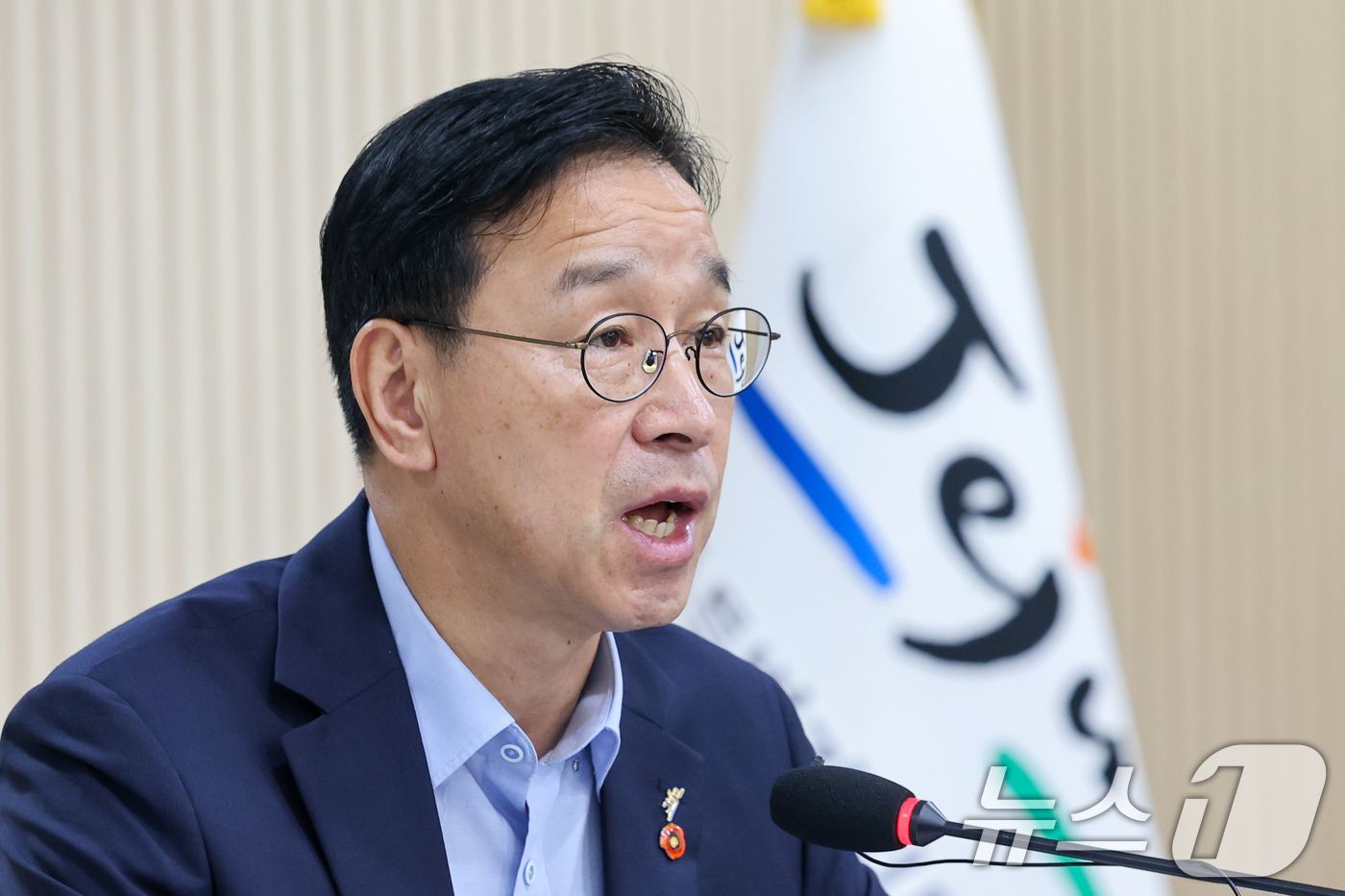 (제주=뉴스1) 안은나 기자 = 위성곤 제주도지사가 27일 오전 제주도청에서 '안전한 제주대책마련을 위한 유관기관 회의'를 주재하며 인사말을 하고 있다. 2026.8.27/뉴스1