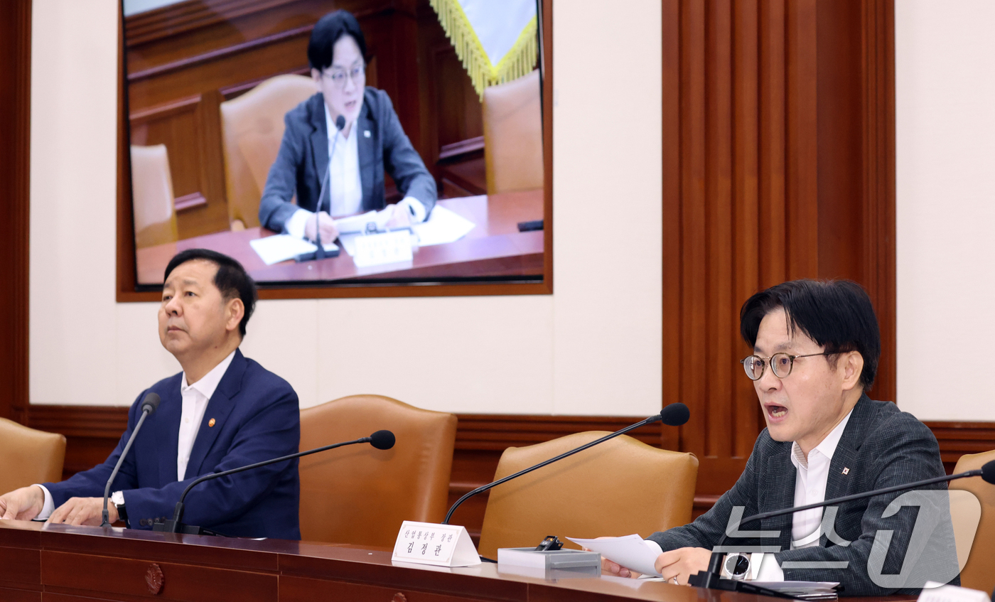(서울=뉴스1) 김명섭 기자 = 김정관 산업통상부 장관이 27일 서울 종로구 세종대로 정부서울청사에서 열린 제273차 대외경제장관회의에서 모두 발언을 하고 있다. 이날 참석자들은 …
