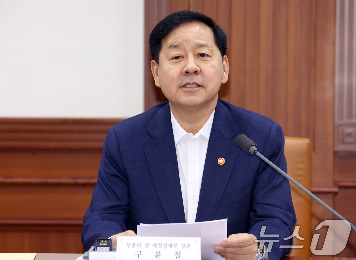 (서울=뉴스1) 김명섭 기자 = 구윤철 경제부총리 겸 재정경제부 장관이 27일 서울 종로구 세종대로 정부서울청사에서 열린 제273차 대외경제장관회의에서 모두 발언을 하고 있다. 이 …