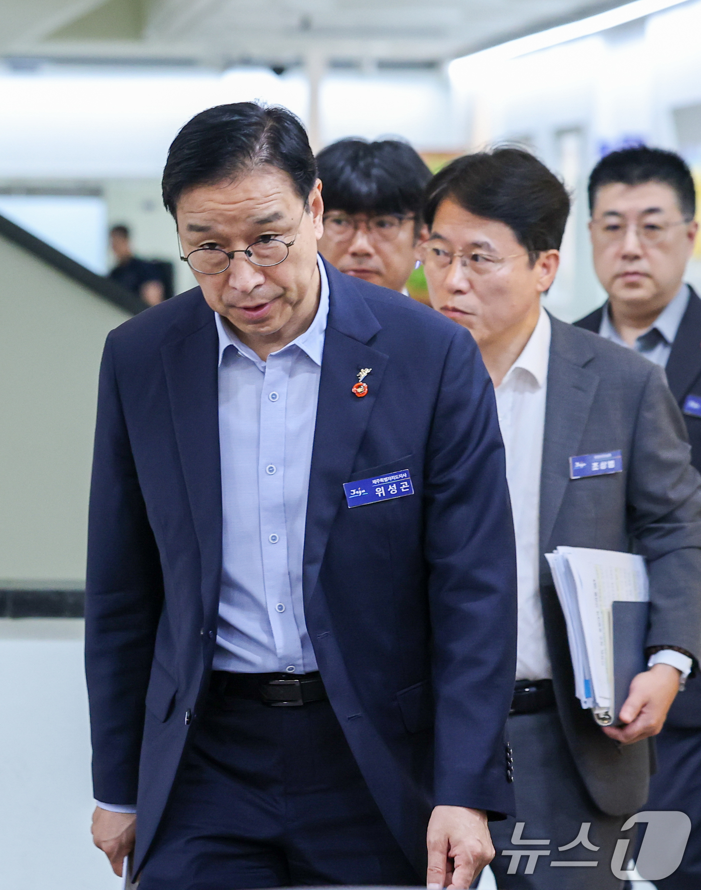 (제주=뉴스1) 안은나 기자 = 위성곤 제주도지사가 27일 오전 제주도청에서 '안전한 제주대책마련을 위한 유관기관 회의'를 주재하기 위해 입장하고 있다. 2026.8.27/뉴스1