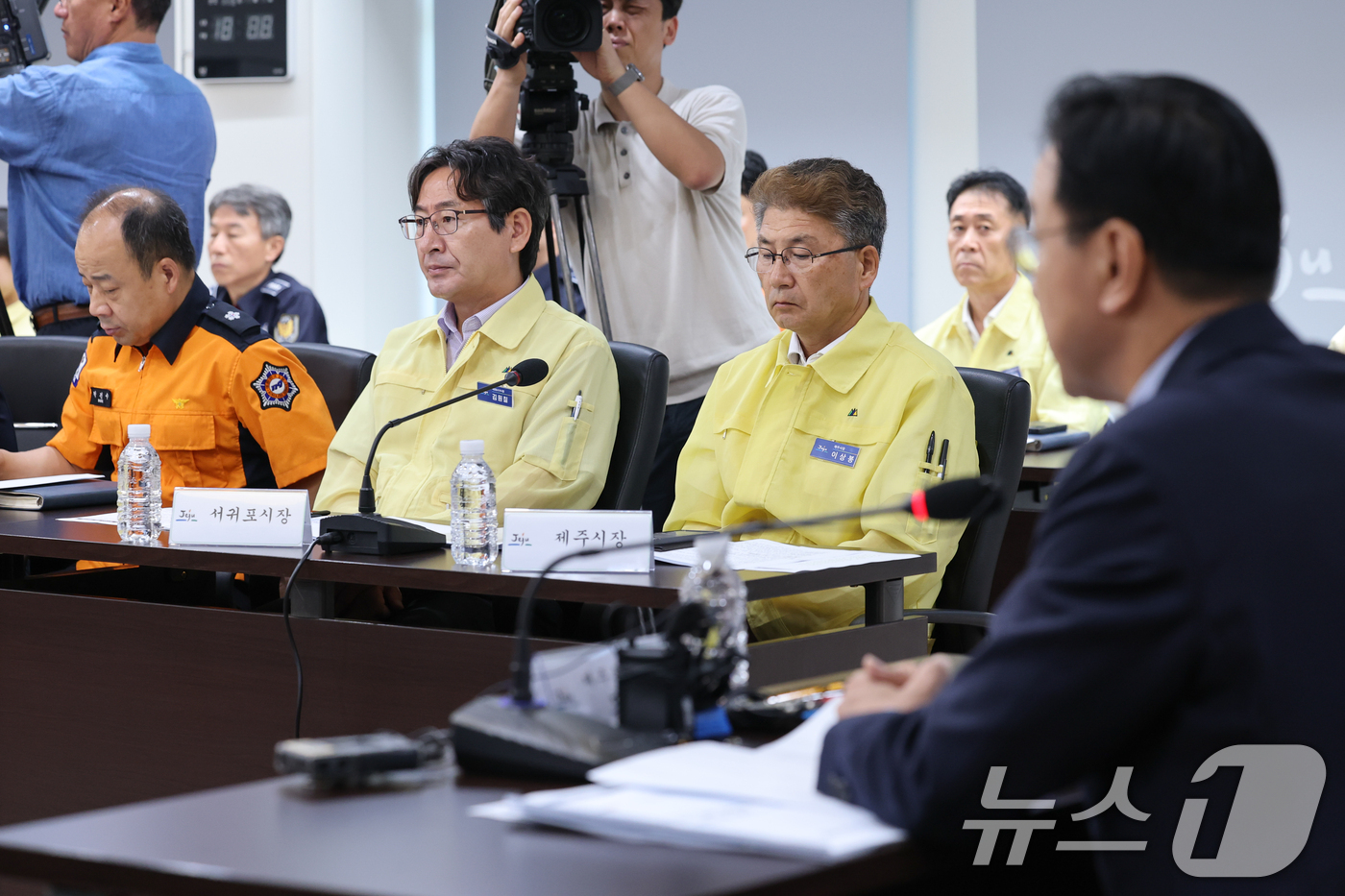 (제주=뉴스1) 안은나 기자 = 이상봉 제주시장, 김원칠 서귀포시 부시장이 27일 오전 제주도청에서 열린 '안전한 제주대책마련을 위한 유관기관 회의'에 참석해 위성곤 도지사의 인사 …