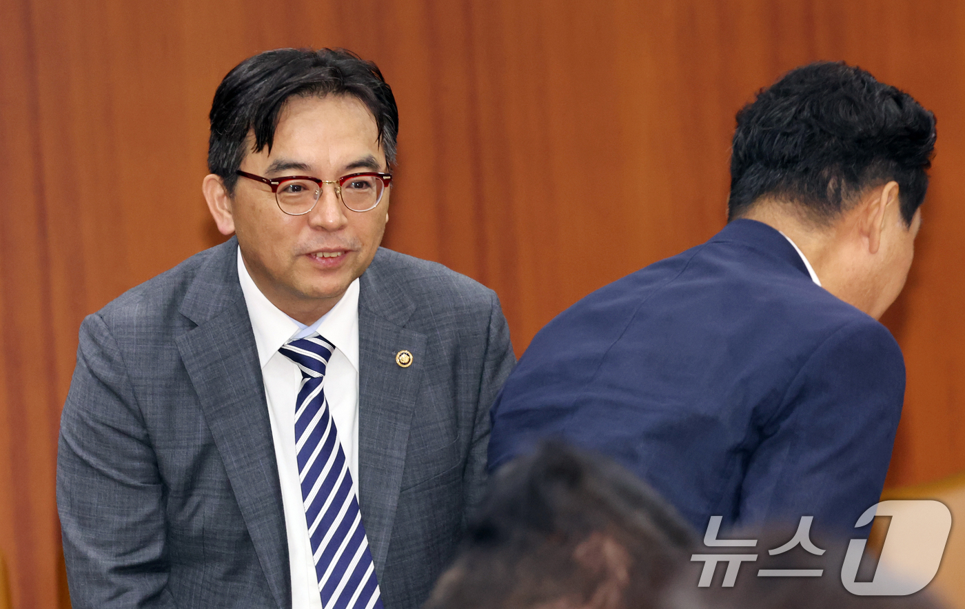(서울=뉴스1) 김명섭 기자 = 박정성 통상교섭본부장이 27일 서울 종로구 세종대로 정부서울청사에서 열린 제273차 대외경제장관회의에서 인사를 하고 있다. 이날 참석자들은 CPTP …