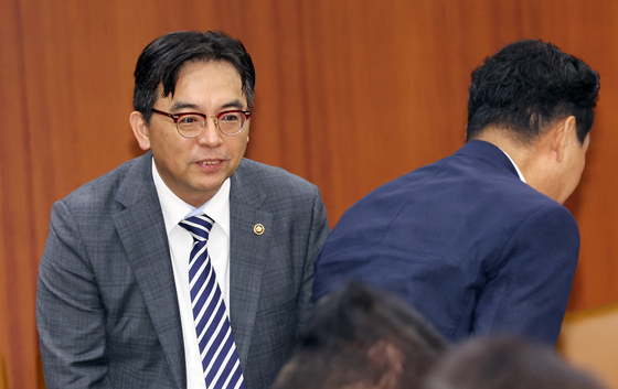 인사하는 박정성 통상교섭본부장