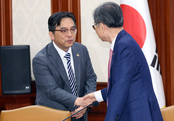 조현 외교부 장관과 인사하는 박정성 통상교섭본부장