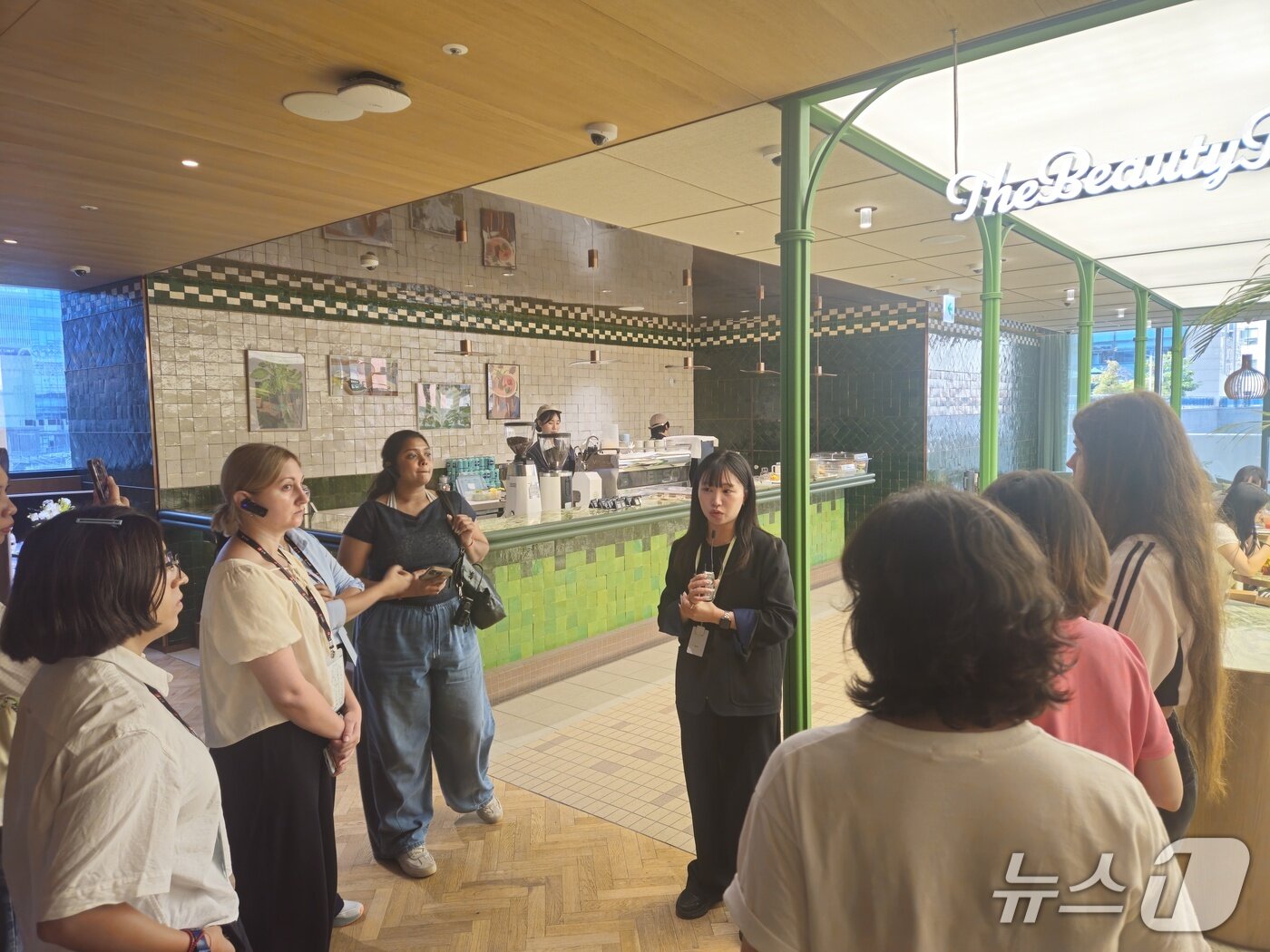 본문 이미지 - 서정민 도슨트가 올리브영N성수 4층 프리미엄 라운지 '뷰티 피크닉'에 대해 설명하고 있다. ⓒ 뉴스1 박혜연 기자