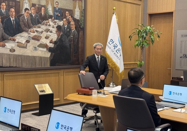 신현송 '미소 띤 표정'…한은, 3년7개월 만 기준금리 '연속 인상' 주목