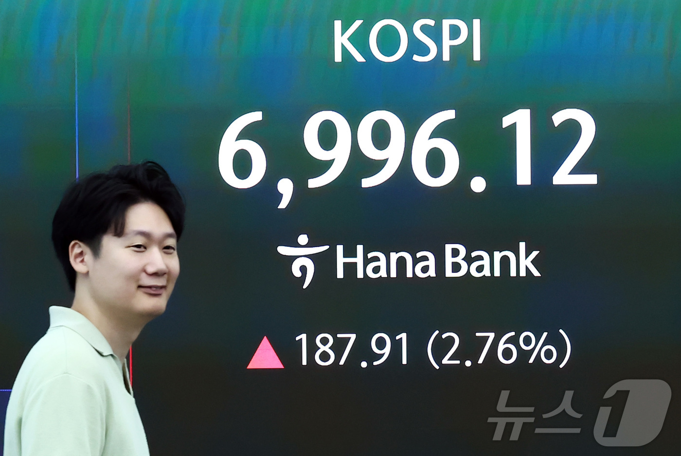 (서울=뉴스1) 김민지 기자 = 27일 오전 서울 중구 하나은행 딜링룸 전광판에 코스피 등 개장 시황이 나오고 있다.이날 코스피는 187.91p(2.76%) 오른 9669.12, …