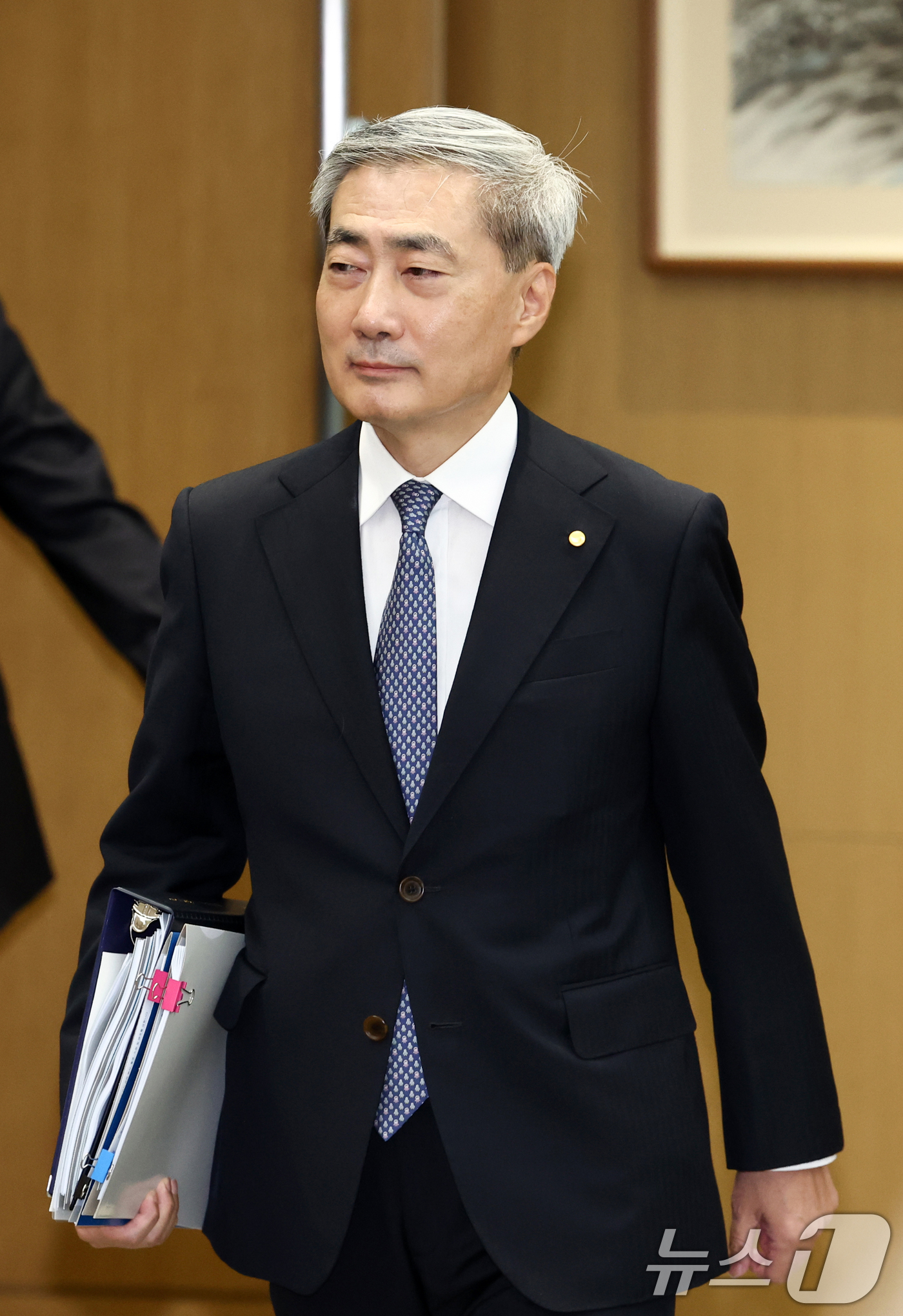(서울=뉴스1) 최지환 기자 = 신현송 한국은행 총재가 27일 오전 서울 중구 한국은행에서 열린 금융통화위원회 회의에 참석하고 있다. 2026.8.27/뉴스1