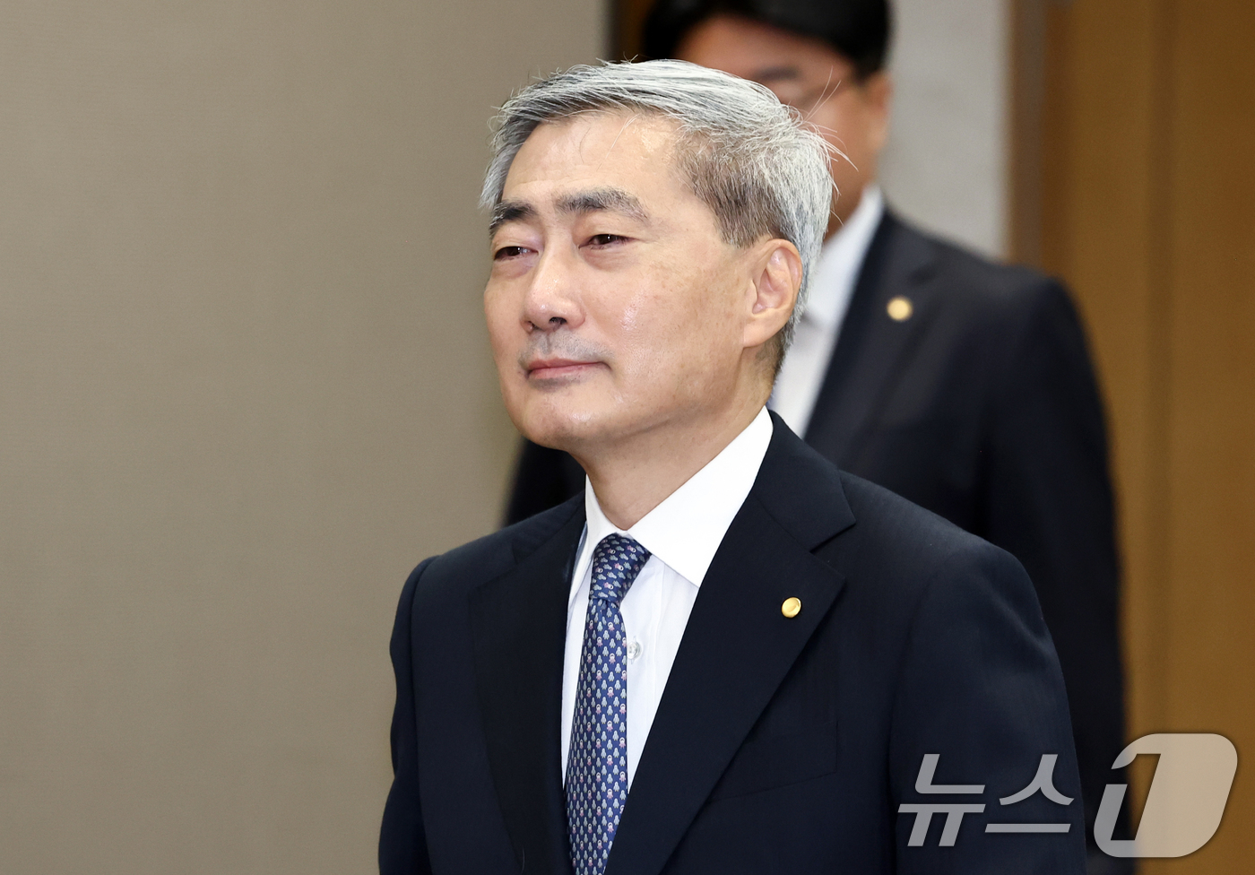 (서울=뉴스1) 최지환 기자 = 신현송 한국은행 총재가 27일 오전 서울 중구 한국은행에서 열린 금융통화위원회 회의에 참석하고 있다. 2026.8.27/뉴스1