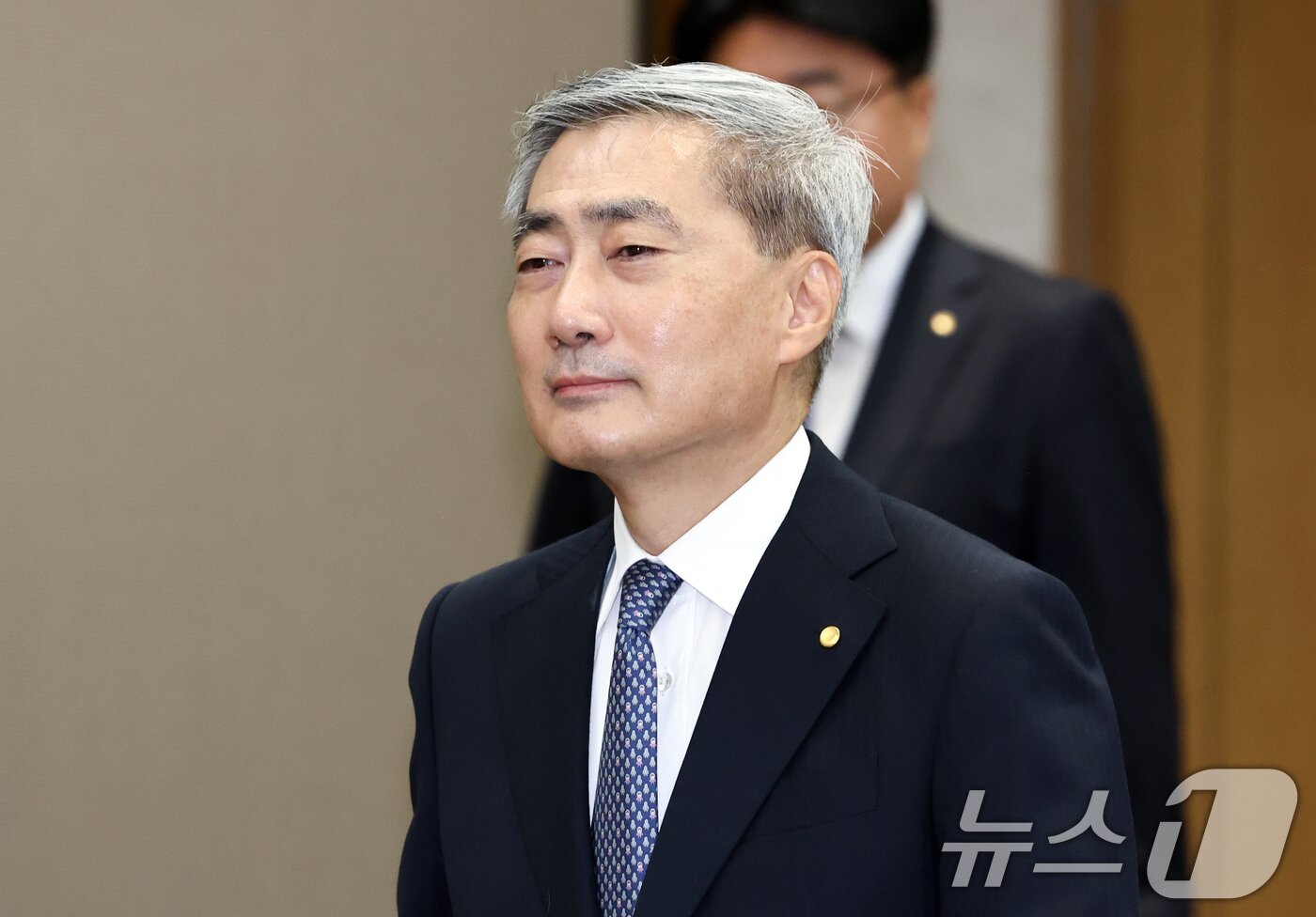 본문 이미지 - 신현송 한국은행 총재가 27일 오전 서울 중구 한국은행에서 열린 금융통화위원회 회의에 참석하고 있다. 2026.8.27 ⓒ 뉴스1 최지환 기자