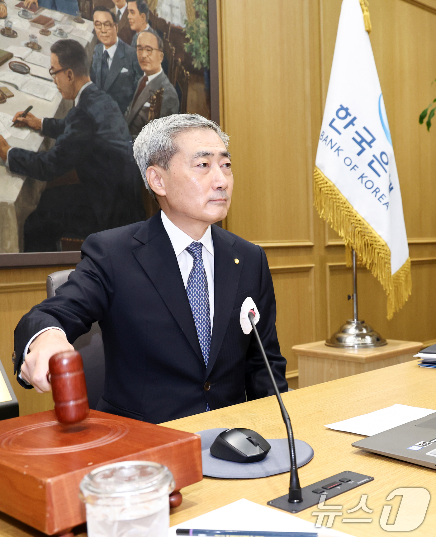 (서울=뉴스1) 최지환 기자 = 신현송 한국은행 총재가 27일 오전 서울 중구 한국은행에서 열린 금융통화위원회 회의에서 의사봉을 두드리고 있다. 2026.8.27/뉴스1