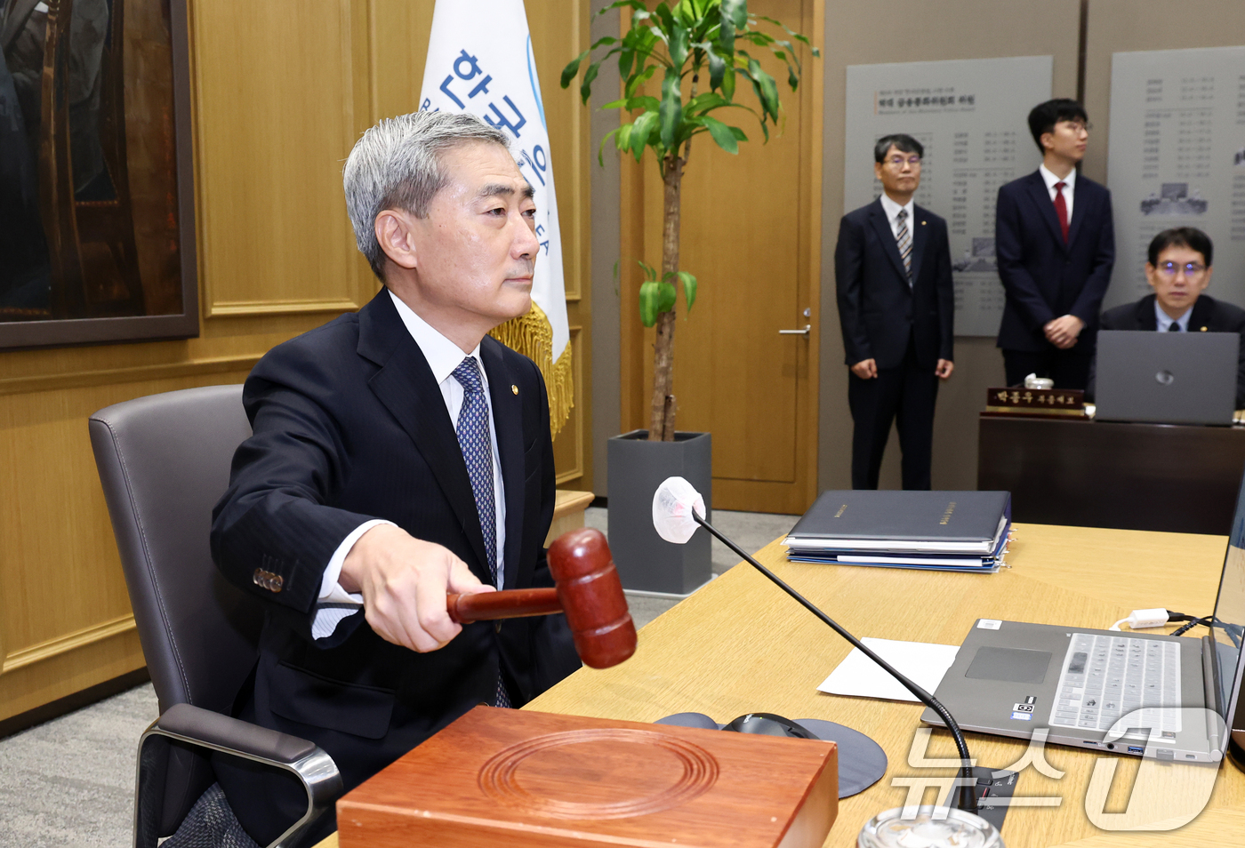 (서울=뉴스1) 최지환 기자 = 신현송 한국은행 총재가 27일 오전 서울 중구 한국은행에서 열린 금융통화위원회 회의에서 의사봉을 두드리고 있다. 2026.8.27/뉴스1