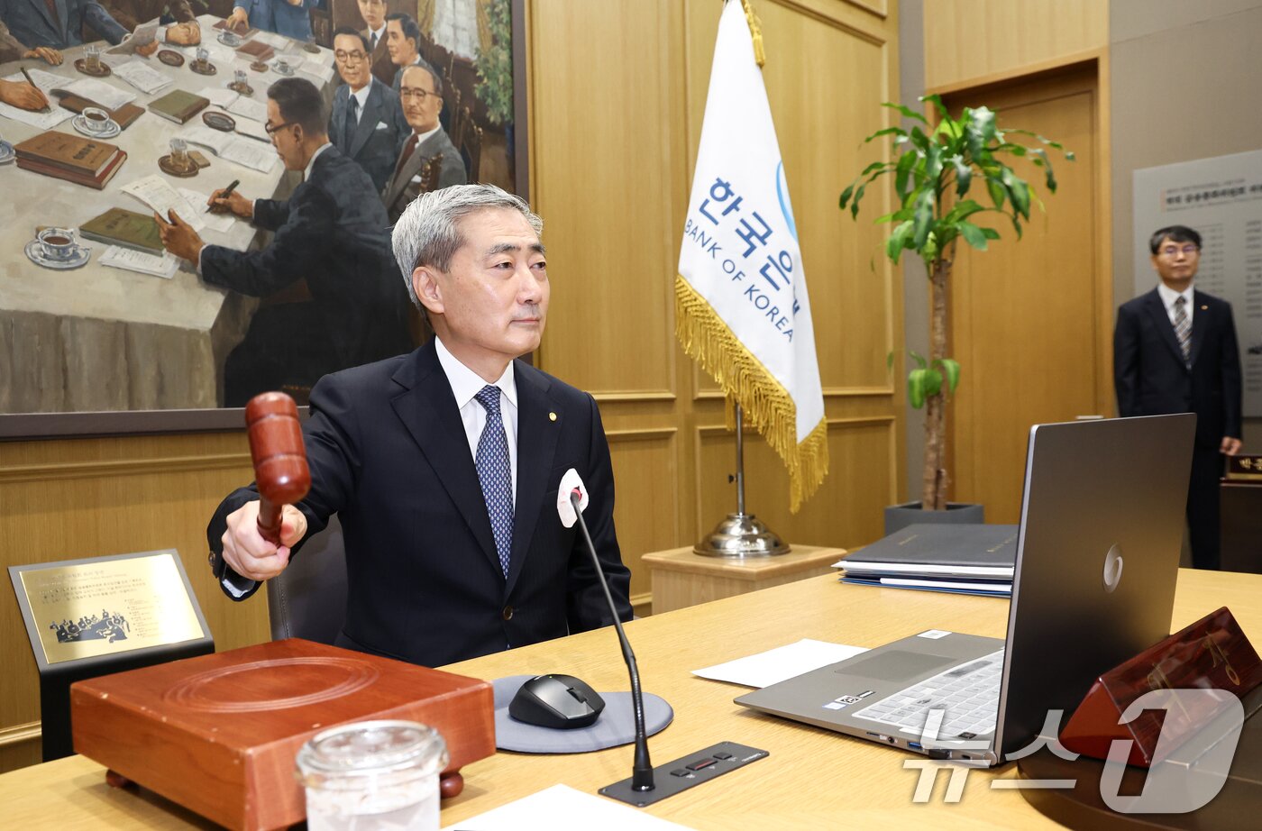 본문 이미지 - 신현송 한국은행 총재가 27일 오전 서울 중구 한국은행에서 열린 금융통화위원회 회의에서 의사봉을 두드리고 있다. 2026.8.27 ⓒ 뉴스1 최지환 기자