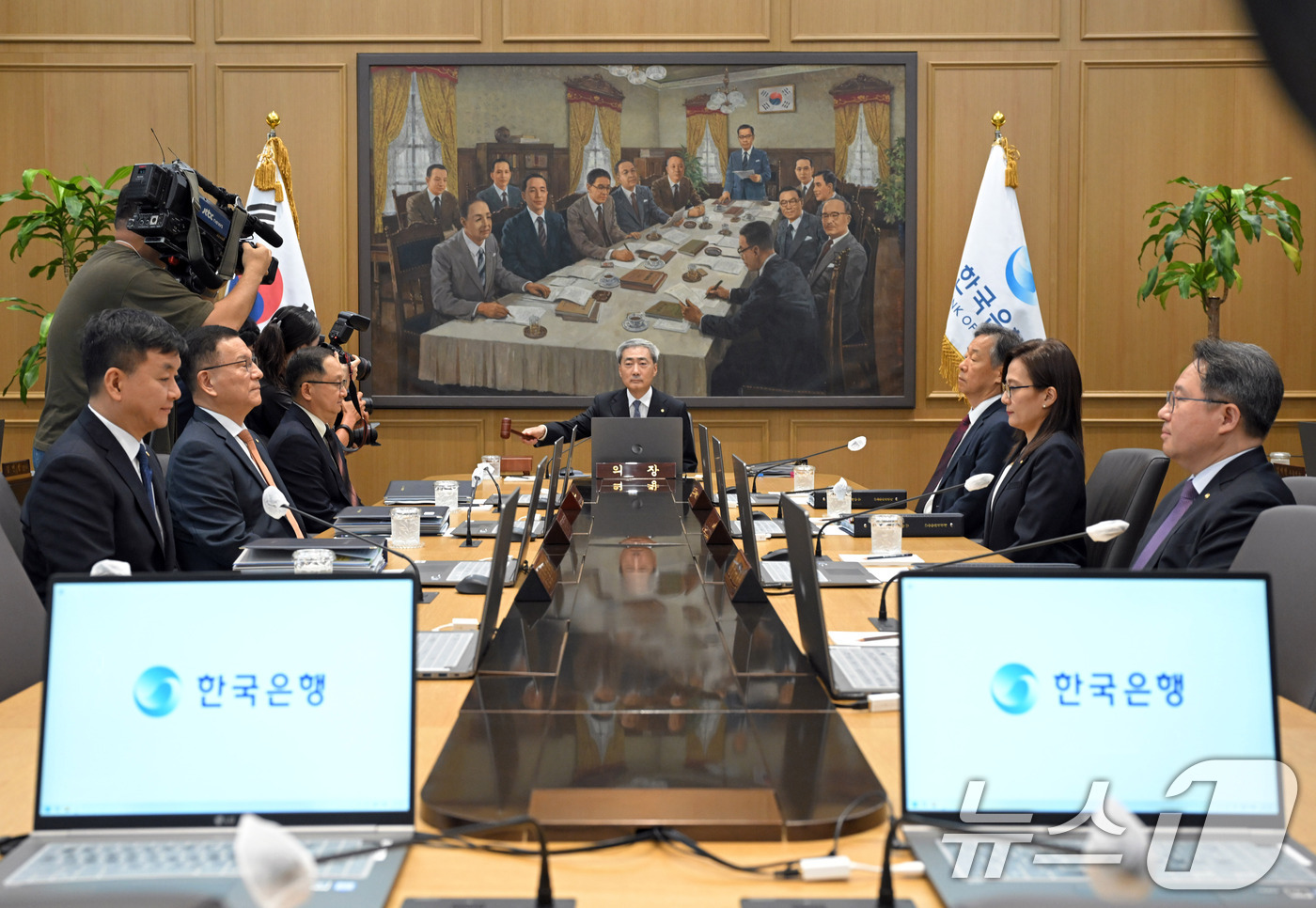 (서울=뉴스1) 사진공동취재단 = 신현송 한국은행 총재가 27일 오전 서울 중구 한국은행에서 열린 금융통화위원회 회의에서 의사봉을 두드리고 있다. 2026.8.27/뉴스1