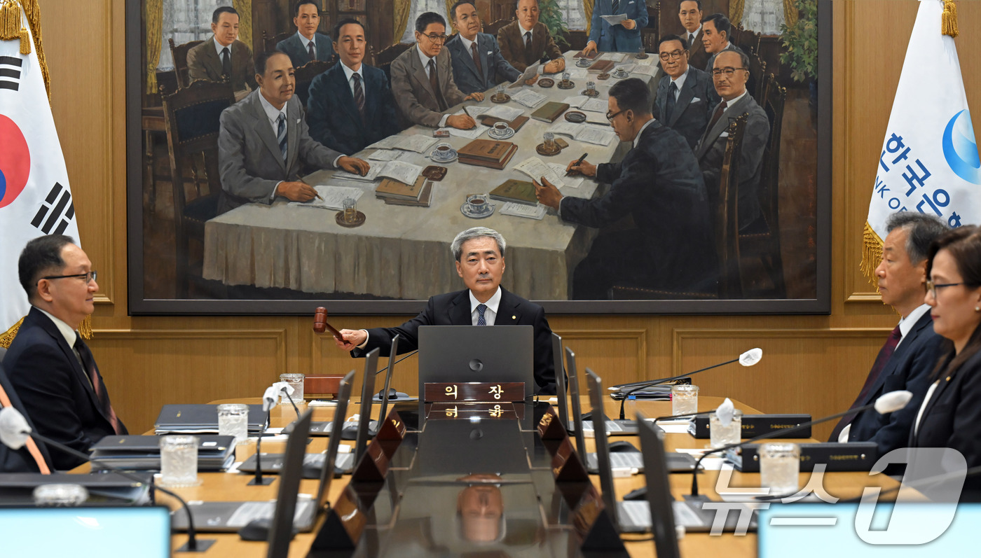 (서울=뉴스1) 사진공동취재단 = 신현송 한국은행 총재가 27일 오전 서울 중구 한국은행에서 열린 금융통화위원회 회의에서 의사봉을 두드리고 있다. 2026.8.27/뉴스1