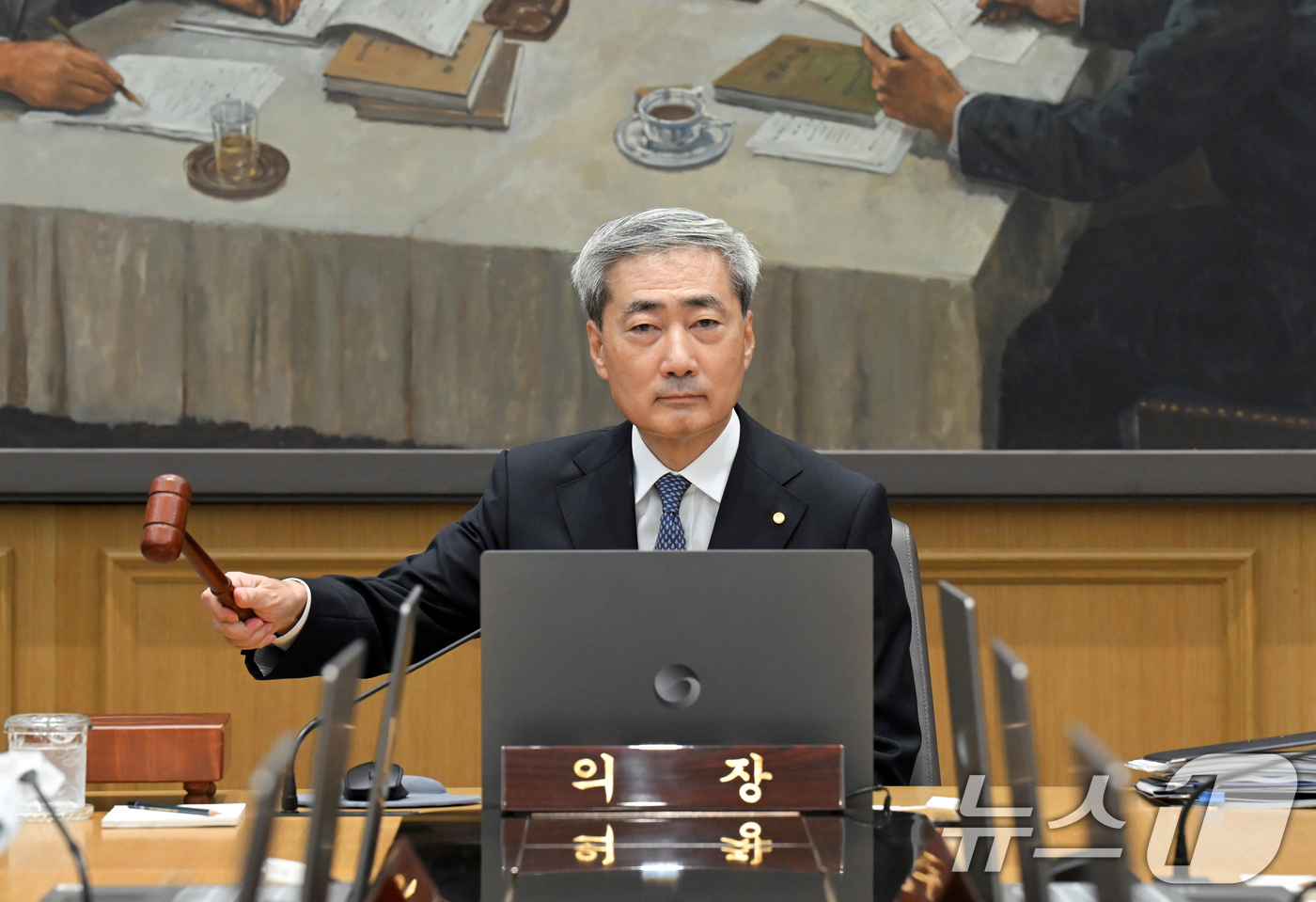 (서울=뉴스1) 사진공동취재단 = 신현송 한국은행 총재가 27일 오전 서울 중구 한국은행에서 열린 금융통화위원회 회의에서 의사봉을 두드리고 있다. 2026.8.27/뉴스1