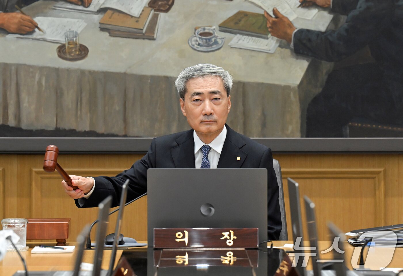본문 이미지 - 신현송 한국은행 총재가 27일 오전 서울 중구 한국은행에서 열린 금융통화위원회 회의에서 의사봉을 두드리고 있다. 2026.8.27 ⓒ 뉴스1 사진공동취재단