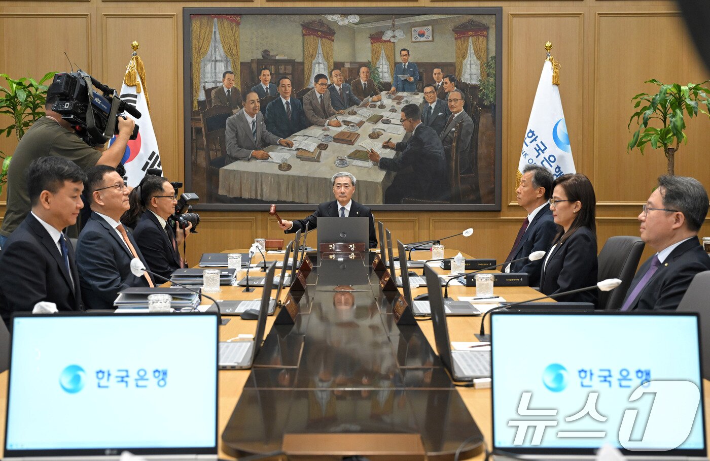 본문 이미지 - 신현송 한국은행 총재가 27일 오전 서울 중구 한국은행에서 열린 금융통화위원회 회의에서 의사봉을 두드리고 있다. 2026.8.27 ⓒ 뉴스1 사진공동취재단