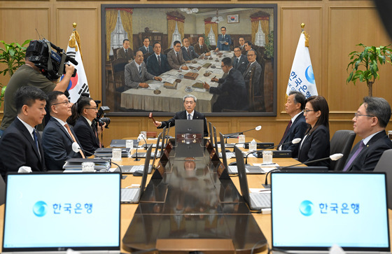 [속보] 한은 점도표, 6개월 뒤 기준금리 중간값 3.25%…최고 3.50%