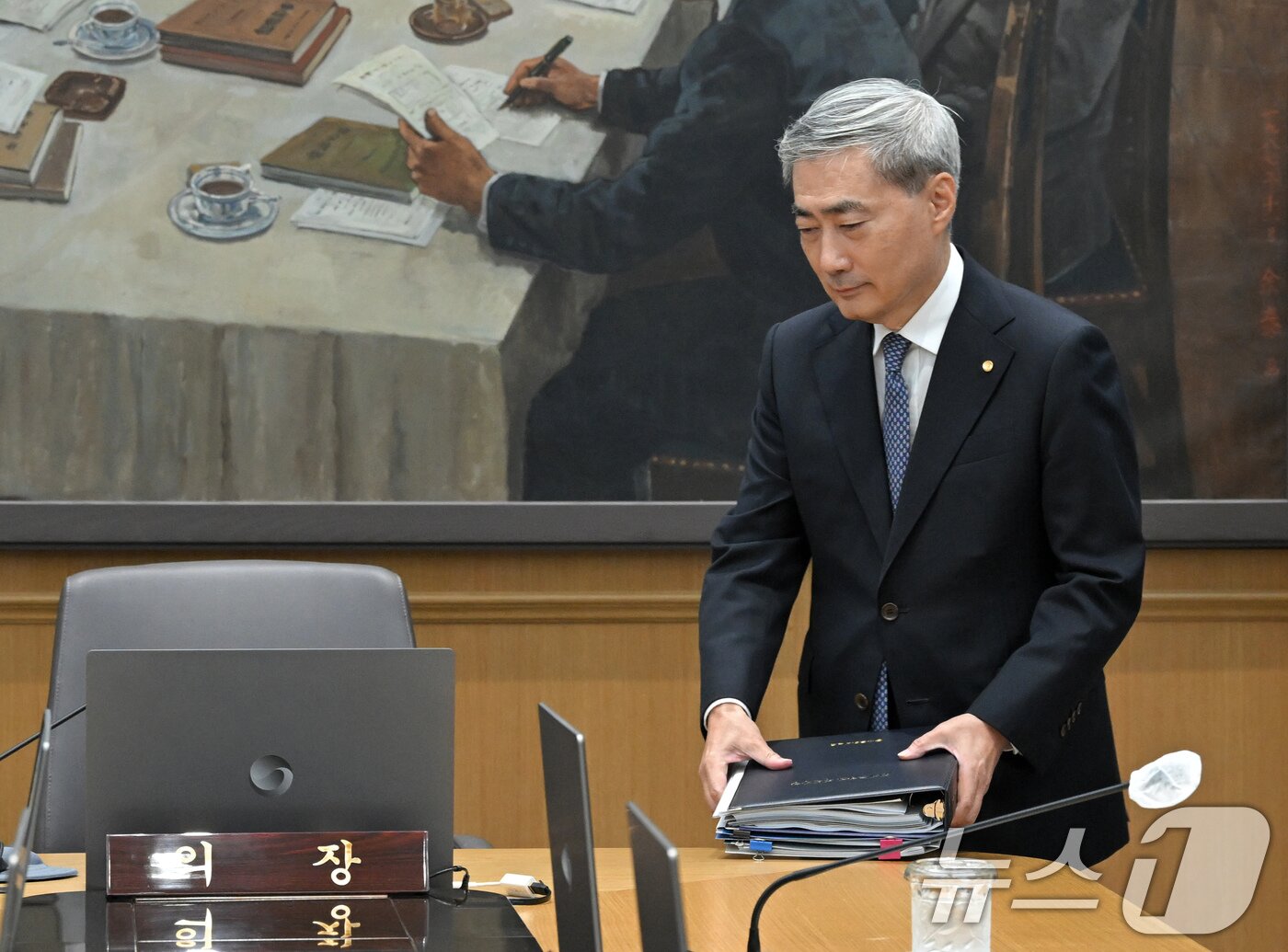 본문 이미지 - 신현송 한국은행 총재가 27일 오전 서울 중구 한국은행에서 열린 금융통화위원회 회의에 참석하고 있다. 2026.8.27 ⓒ 뉴스1 사진공동취재단